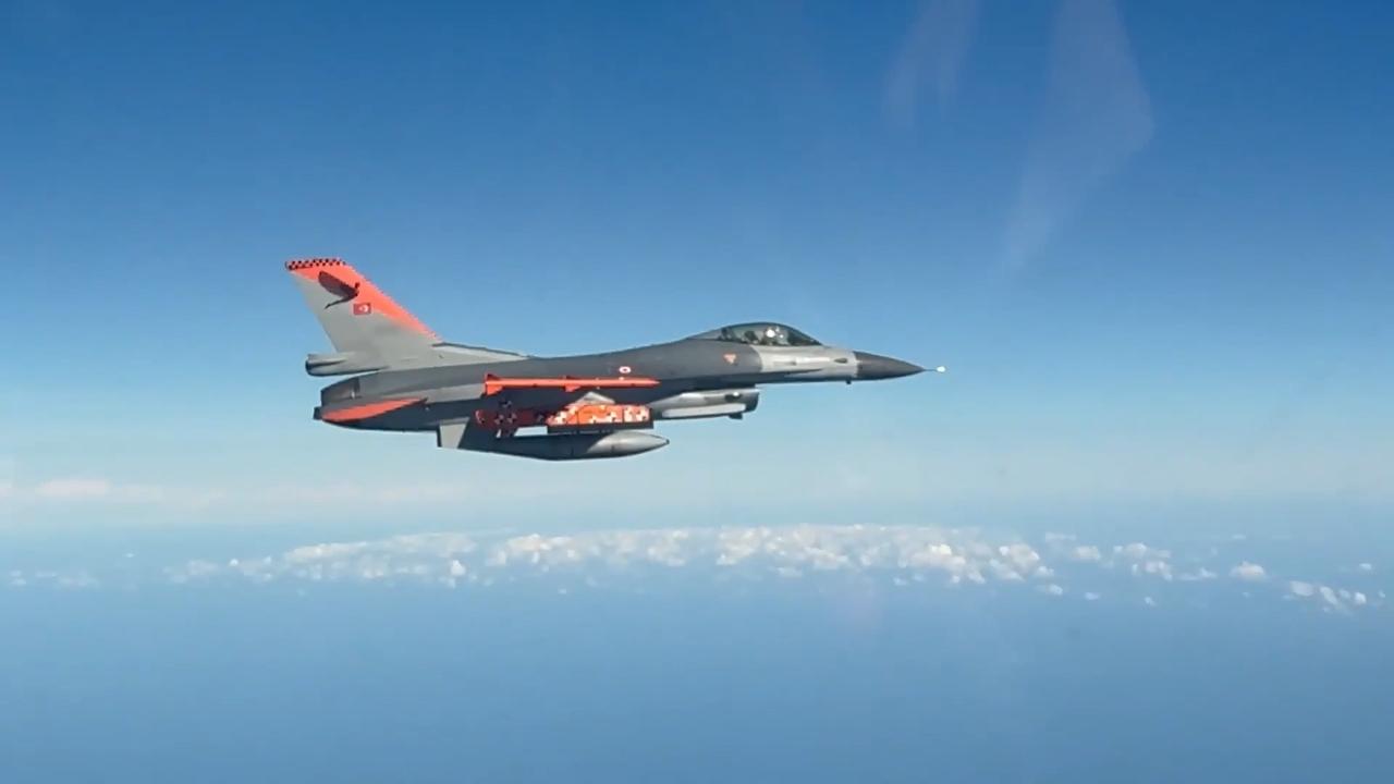 A Turkish F-16 carrying the SOM-J Stand-Off Missile during testing at an undated time and location. (Photo via X/@mfatihkacir)