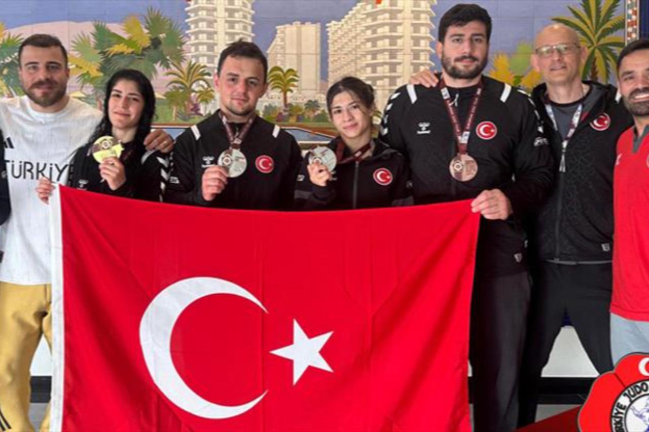 Members of the Turkish judo team celebrate their success in Malaga with coaches and staff after collecting four gold, three silver, and three bronze medals. (Photo via Bein Sports)