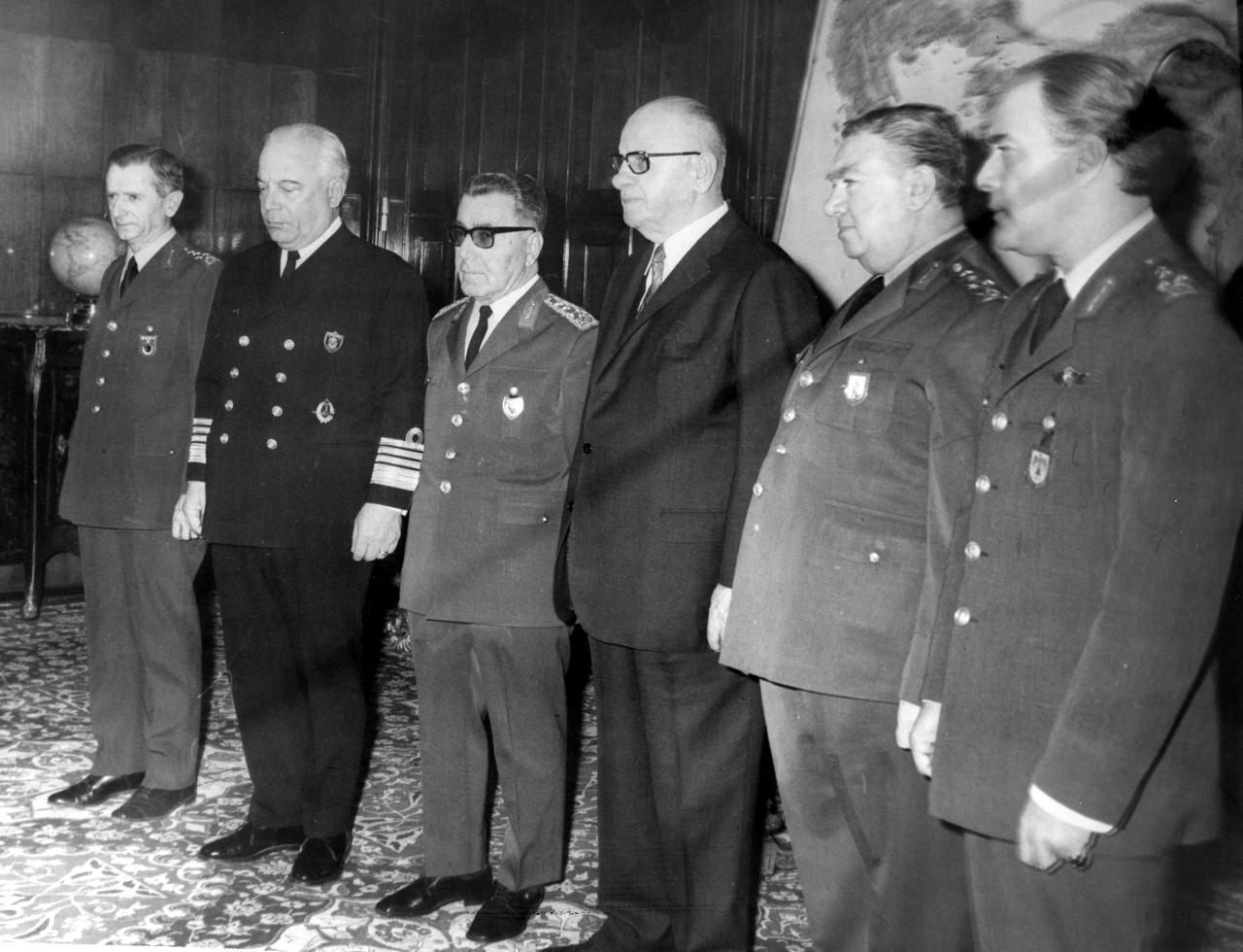 President Cevdet Sunay meets the military commanders behind the March 12, 1971, memorandum that forced PM Suleyman Demirel to resign, triggering an "interim regime" and mass arrests. From left: Gen. Kemalettin Eken, Adm. Celal Eyiceoglu, Gen. Memduh Tağmaç, Gen. Faruk Gurler, Gen. Muhsin Batur. (AA Photo)