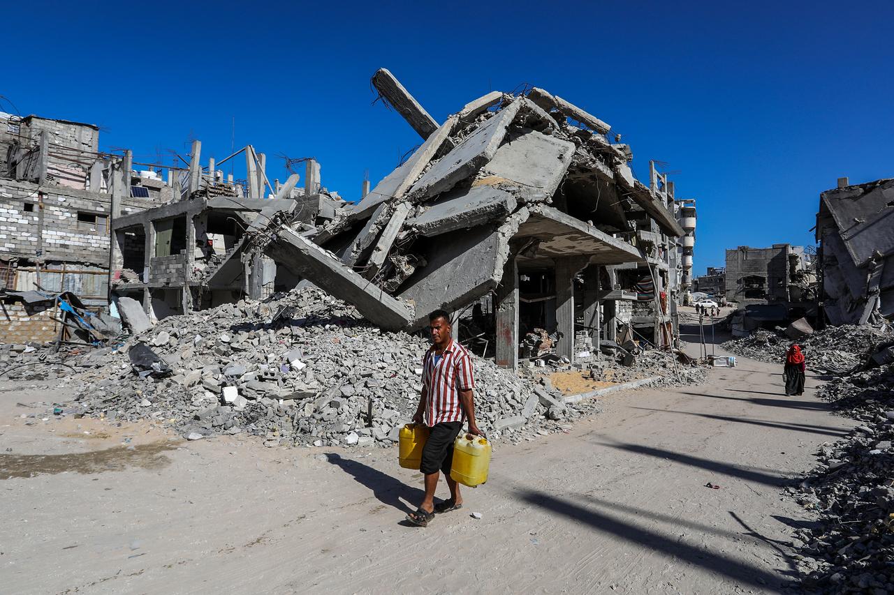 Destroyed buildings and rubble are seen as displaced Palestinians return to the Akkad region in Khan Yunis, Gaza following the withdrawal of Israeli forces on Oct. 14, 2025. (AA Photo)