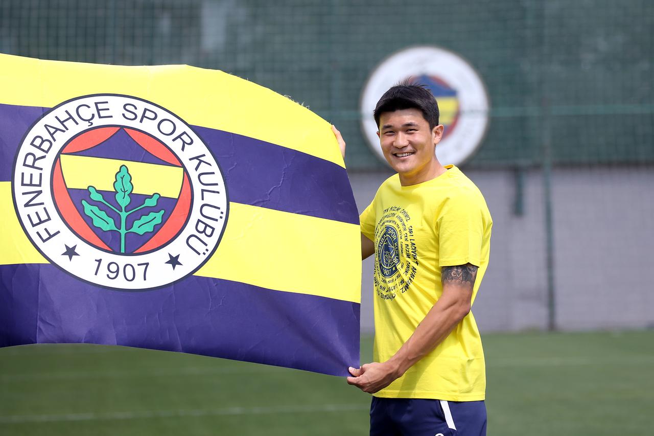 Kim Min-Jae posing with the Fenerbahce flag during his time at the club. Istanbul, Türkiye, August 23, 2021. (AA Photo)