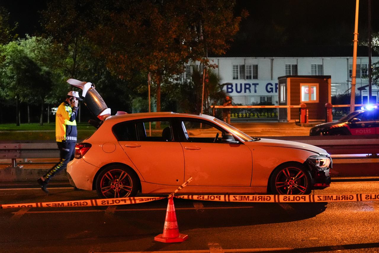 Istanbul police shoot suspect after chase: Driver hits 5 police vehicles in Bakirkoy