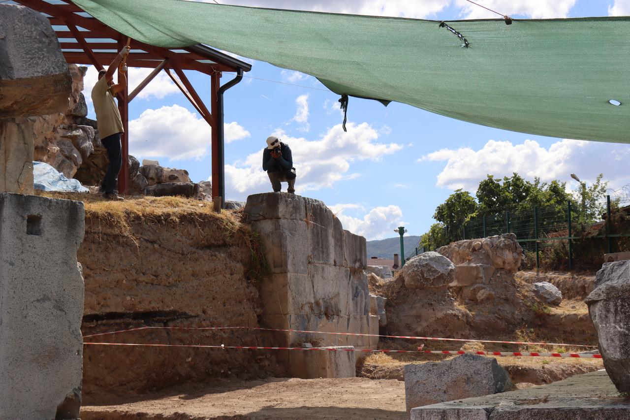 Marble-paved roads, drainage system uncovered at 2,000-year-old Roman theater in Iznik