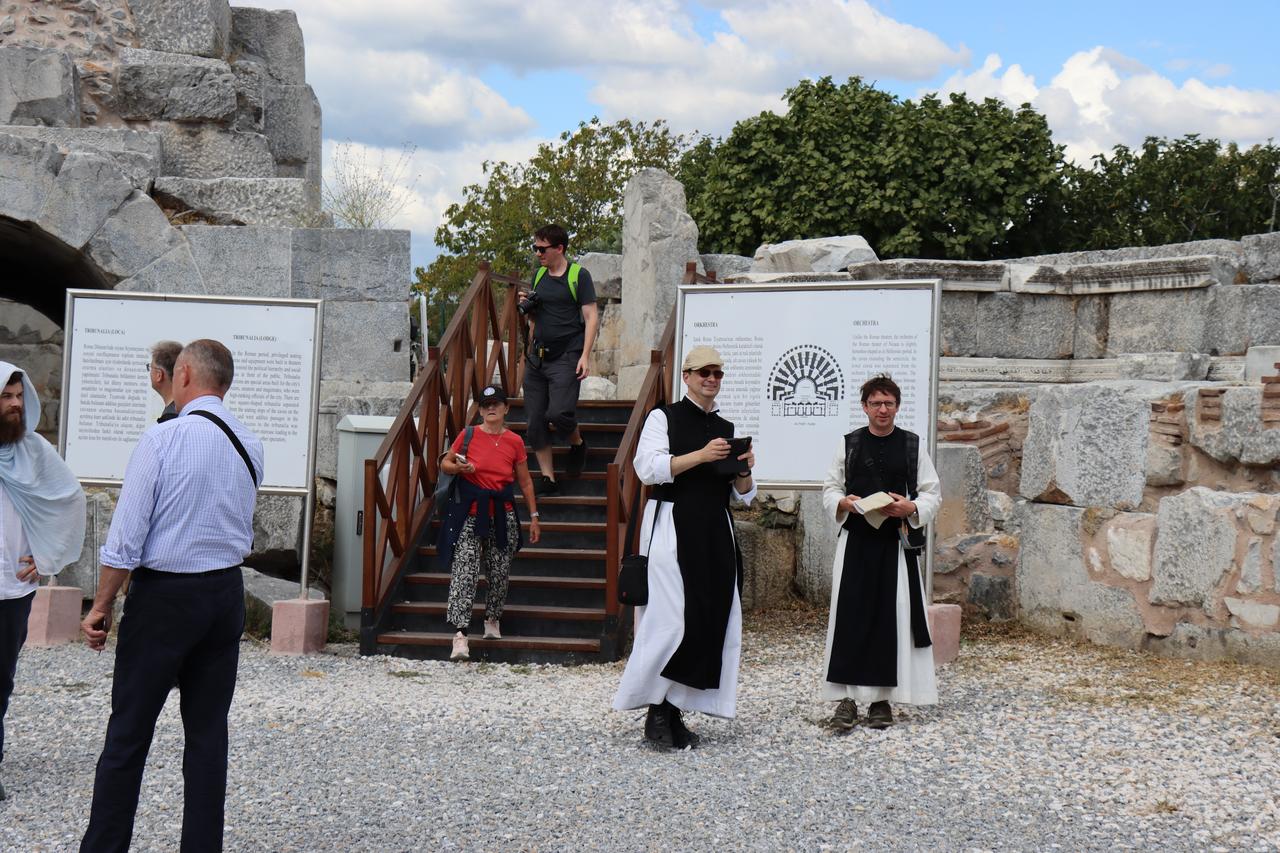 Archaeologists and visitors explore the 2,000-year-old Roman theater in ancient Nicaea (modern-day Iznik), northwestern Türkiye, where recent excavations revealed marble-paved roads and a drainage system, Oct. 13, 2025. (AA Photo)