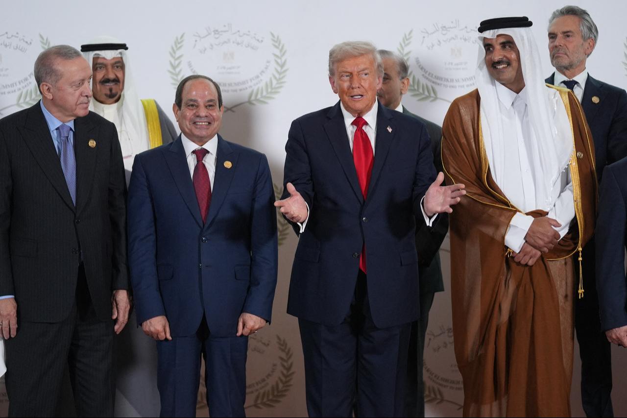(Front L-R) President Recep Tayyip Erdogan, Egyptian President Abdel Fattah al-Sisi, US President Donald Trump, and Emir of Qatar Cheikh Tamim ben Hamad al-Thani and other leaders pose for a family picture at Gaza summit in Sharm El-Sheikh, Oct. 13, 2025. (AFP Photo)