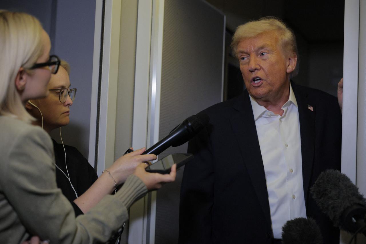 Başkan Donald Trump, 14 Ekim 2025'te İngiltere'nin Mildenhall kentinde Kraliyet Hava Kuvvetleri Mildenhall'dan ayrılmadan önce Air Force One'da medyaya konuşuyor. (AFP Fotoğrafı)