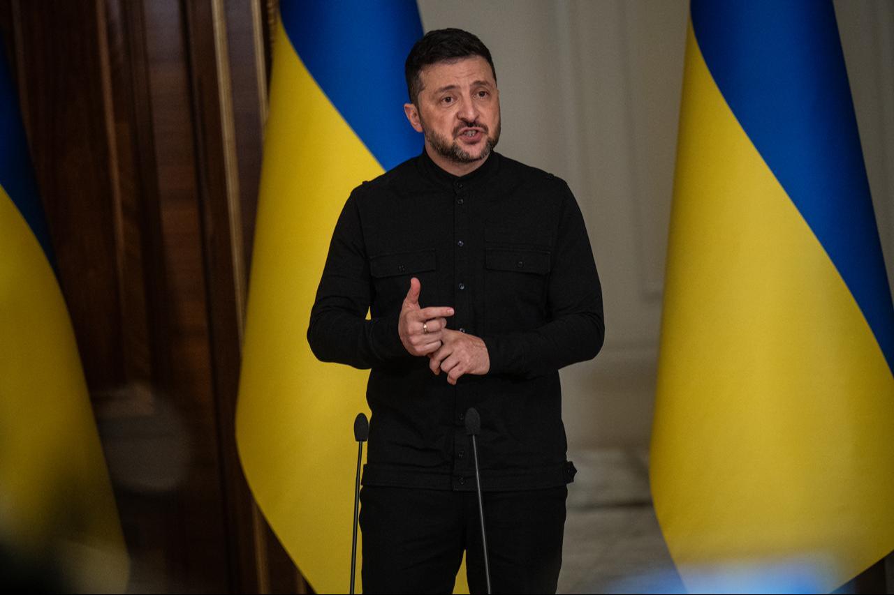 Ukrayna Devlet Başkanı Volodymyr Zelenskyy, 10 Ekim 2025'te Ukrayna'nın Kiev kentinde Rus insansız hava aracı ve füze saldırısının ardından düzenlediği basın toplantısında konuşurken görülüyor. (AA Fotoğraf)