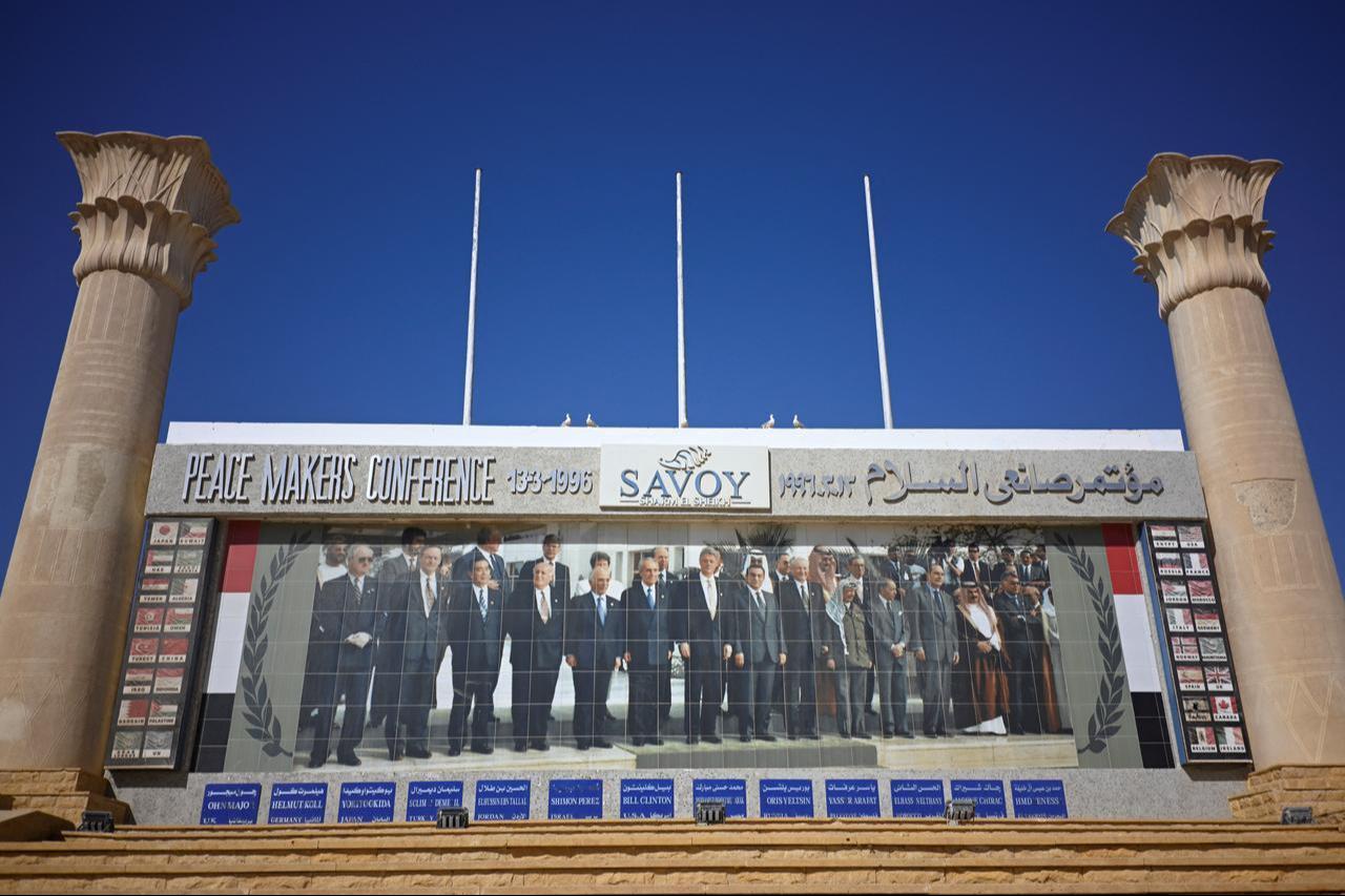 A picture shows a monument for the 1996 Summit of the Peacemakers featuring world leaders in the Red Sea resort of Sharm el-Sheikh on the southern tip of Egypt's Sinai Peninsula on October 9, 2025. (AFP Photo)
