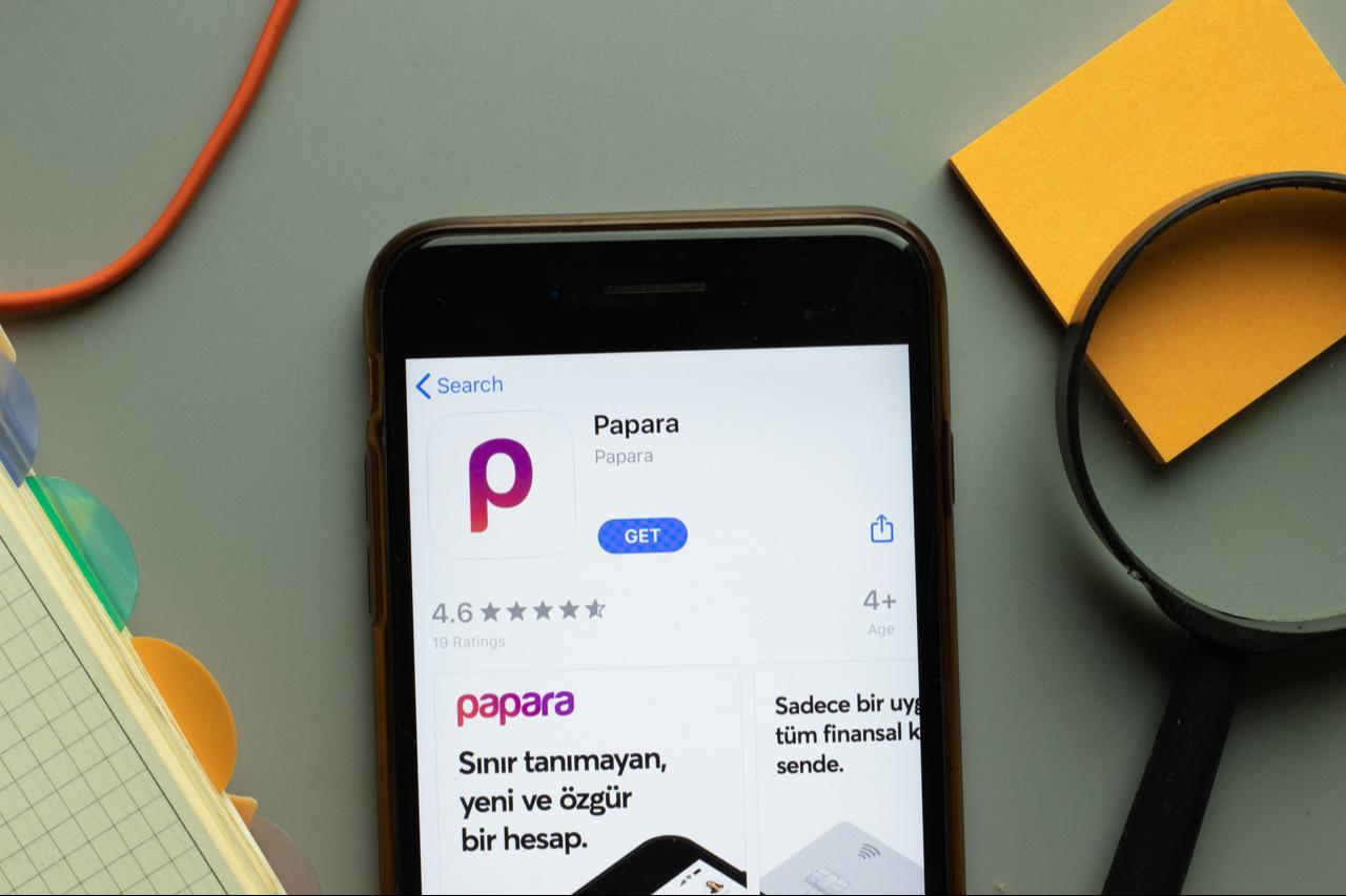 The Papara app is displayed on a smartphone screen. (Adobe Stock Photo)