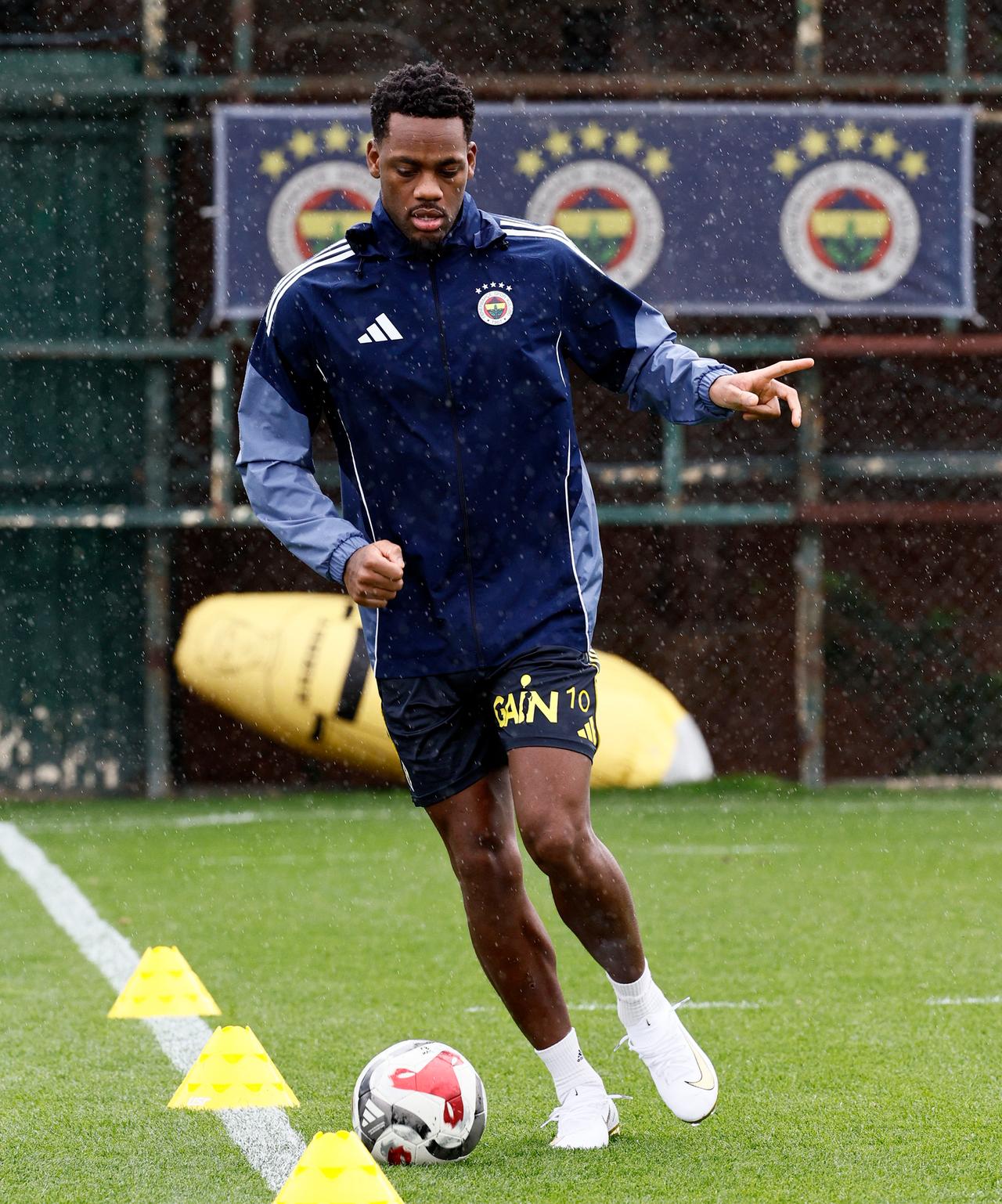 Fenerbahce’s Colombian forward Jhon Duran attends a training session in Istanbul, Türkiye, October 15, 2025. (Photo via fenerbahce.org)