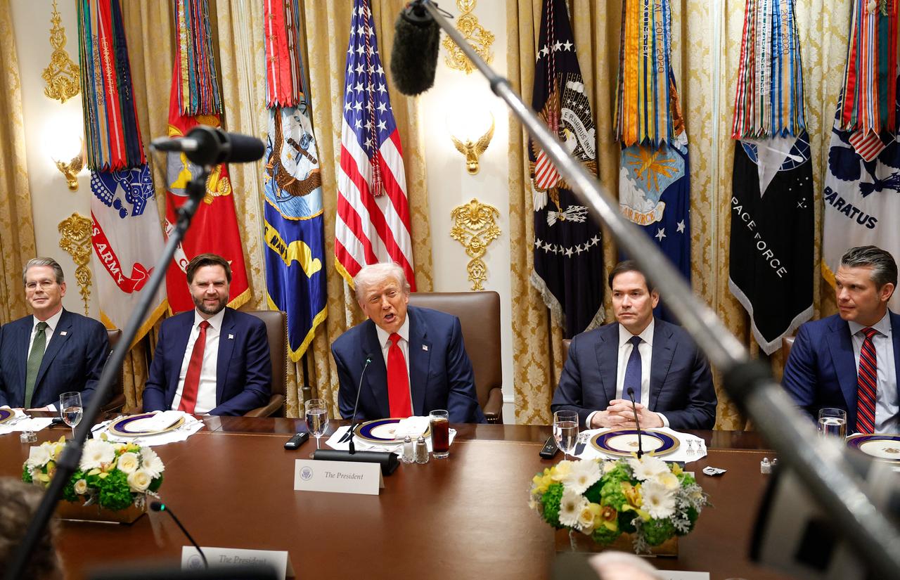 ABD Başkanı Donald Trump (C), 14 Ekim 2025'te Washington'daki Beyaz Saray'ın Kabine Odası'nda Arjantin Devlet Başkanı Javier Milei ile yaptığı toplantıda (LR) ABD Hazine Bakanı Scott Bessent, ABD Başkan Yardımcısı JD Vance, ABD Dışişleri Bakanı Marco Rubio ve ABD Savaş Bakanı Pete Hegseth ile birlikte konuşuyor. (AFP Fotoğrafı)