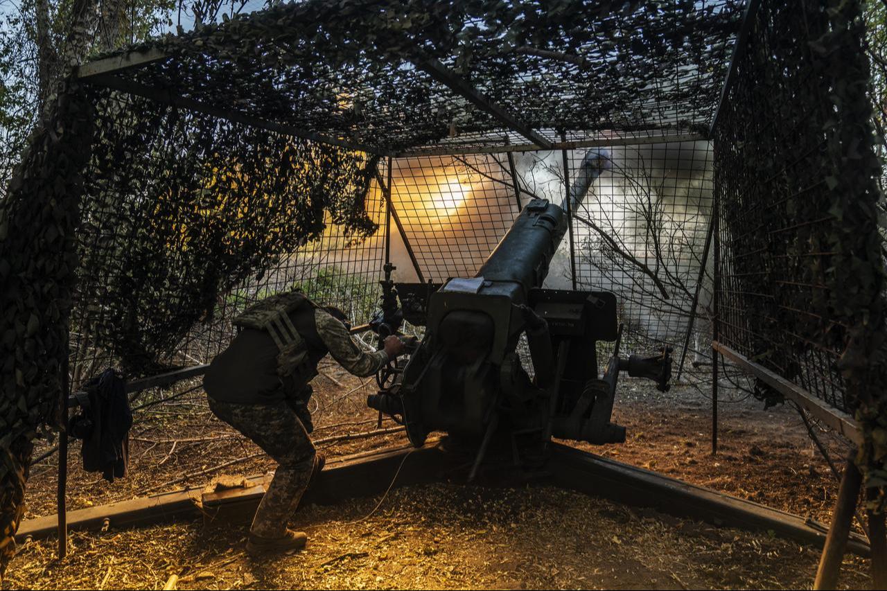 Ukrainian soldiers fire D30 artillery at Russian infantry in the direction of the Borova front, Ukraine, October 4, 2025. (AA Photo)