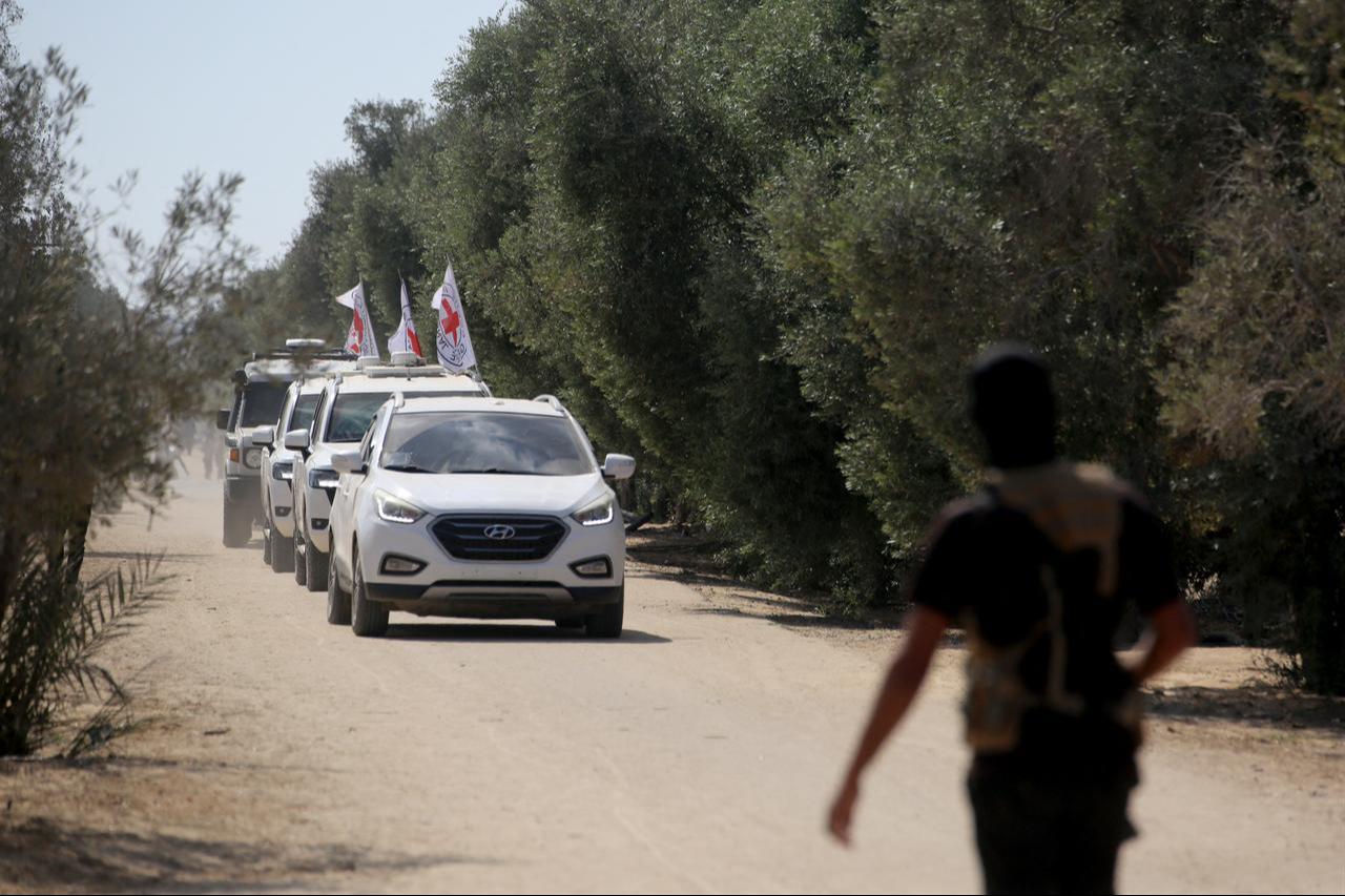 A Palestinian Qassam Brigades militant watches as vehicles of International Committee of the Red Cross (ICRC) transport hostages in central Gaza Strip, Oct. 13, 2025. (AFP Photo)
