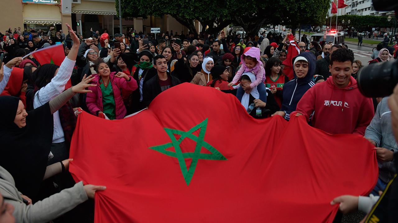 Moroccan people in türkiye holding the Moroccan flag. ( AA Photo )