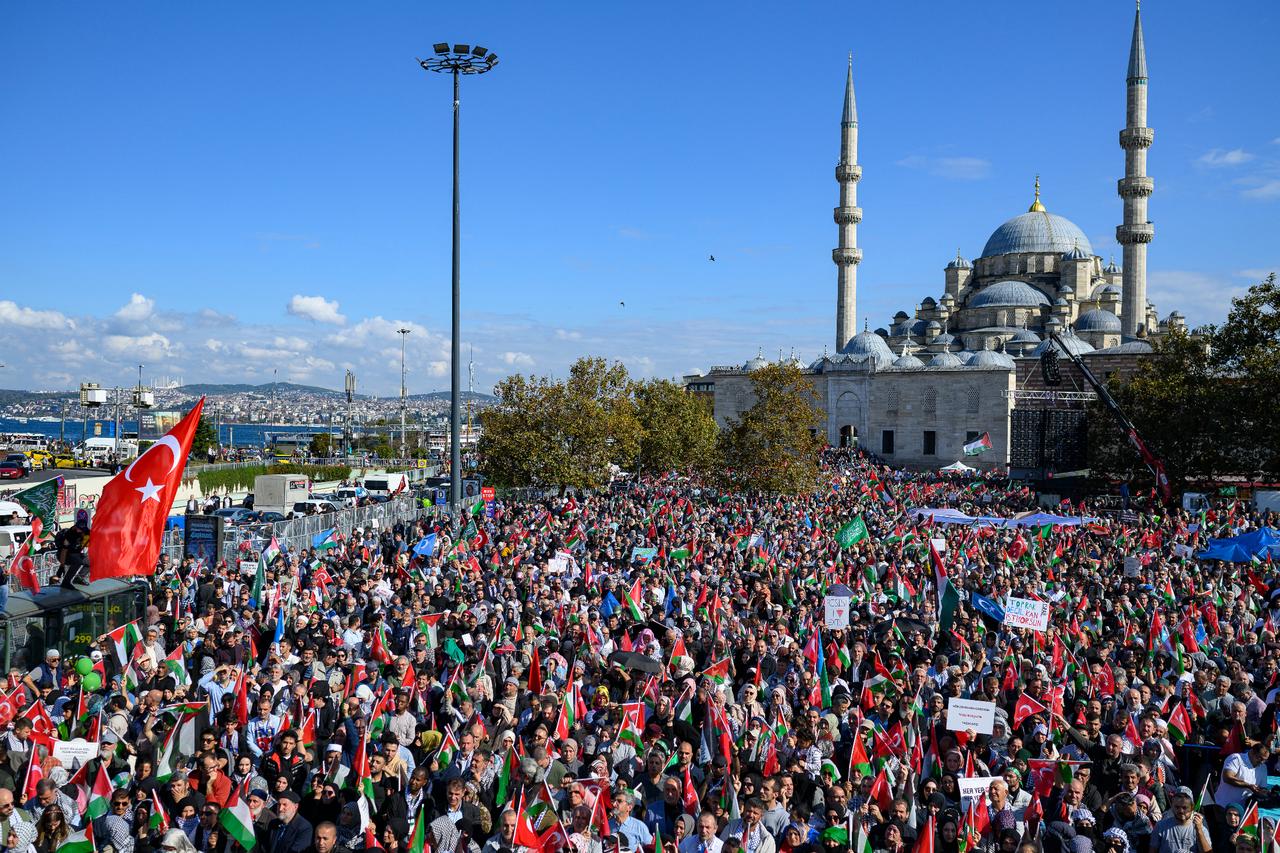 Türkiye’s population prefers Western lifestyle, survey shows Image