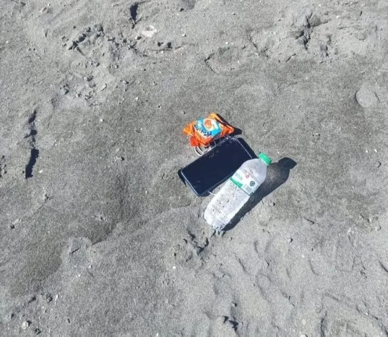 Rojin Kabais'in telefonu, kulaklığı, atıştırmalıkları ve su şişesinden oluşan kişisel eşyaları Van Gölü kıyısında bulundu, 28 Eylül 2024. (Fotoğraf X ile)