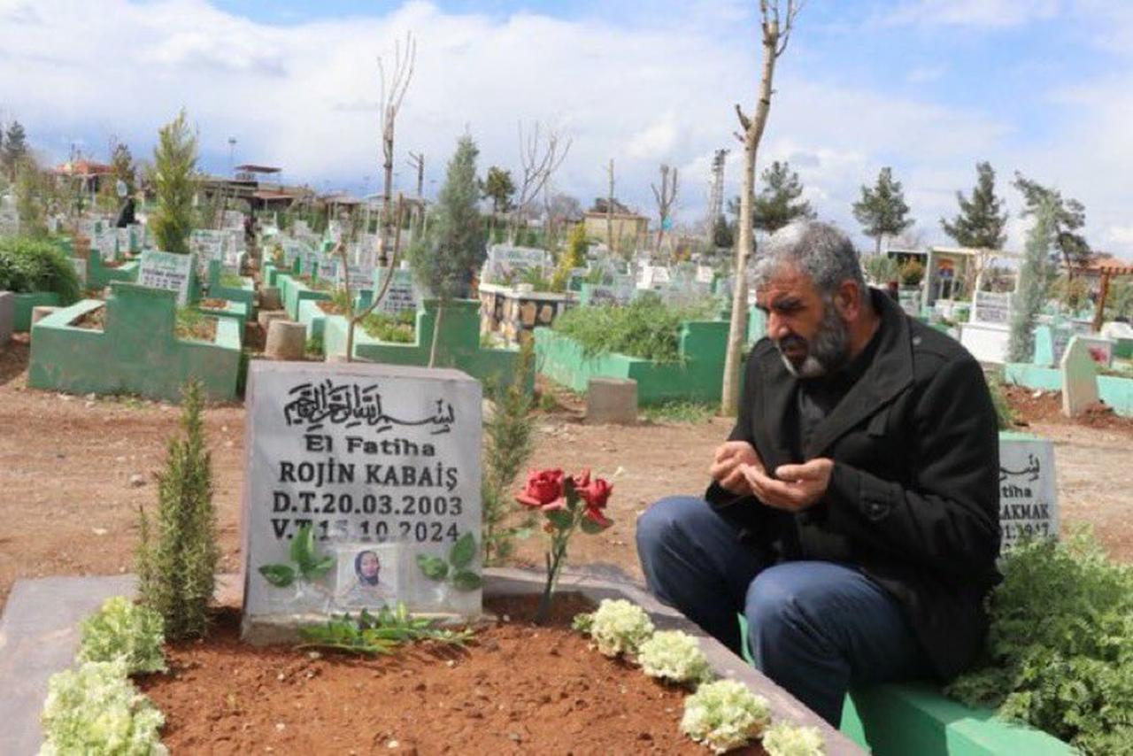 Rojin Kabais’ father, Nizamettin Kabais, prays at her grave in Diyarbakir, Türkiye, on August 6, 2025. (Photo via X)