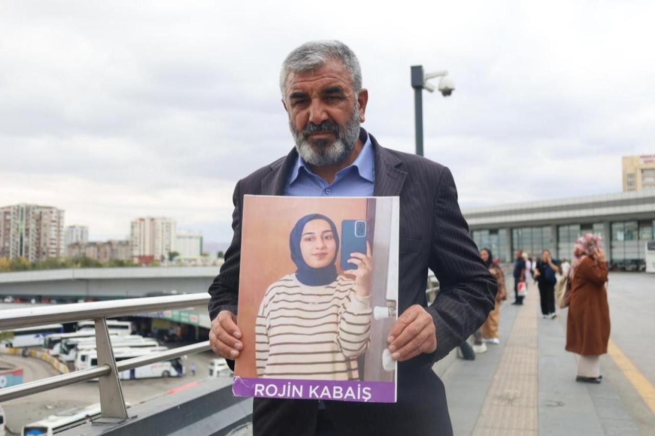 Rojin Kabais'in babası Nizamettin Kabais, adalet çağrısı yapan bir toplantıda kızının fotoğrafını tutuyor, Türkiye, 14 Ekim 2025. (Fotoğraf X aracılığıyla)