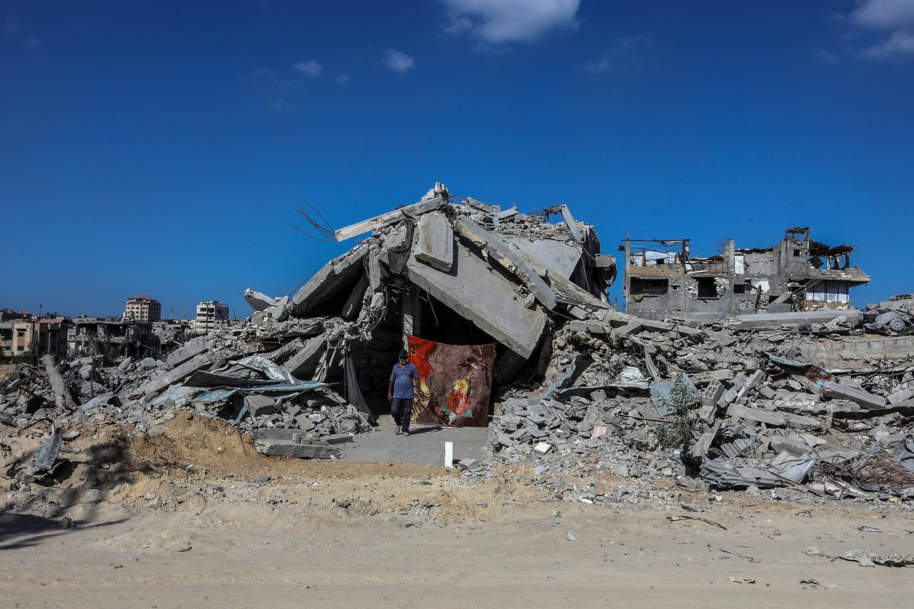 A view of the widespread destruction while families return to the southern city of Khan Yunis following the ceasefire in Gaza, October 16, 2025. (AA Photo)