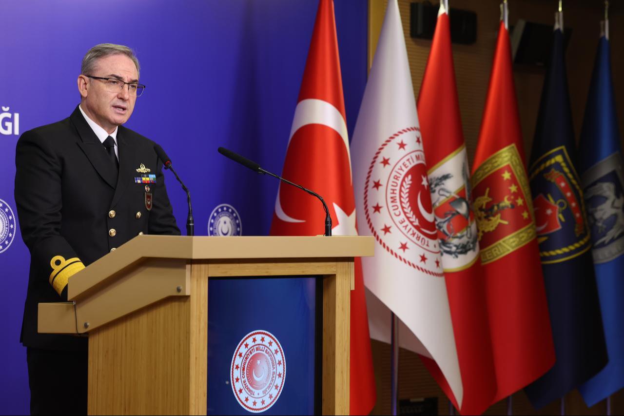 Milli Savunma Bakanlığı sözcüsü Tuğamiral Zeki Aktürk, 16 Ekim 2025'te Ankara'da düzenlediği haftalık basın toplantısında şunları söyledi. (AA Fotoğraf)