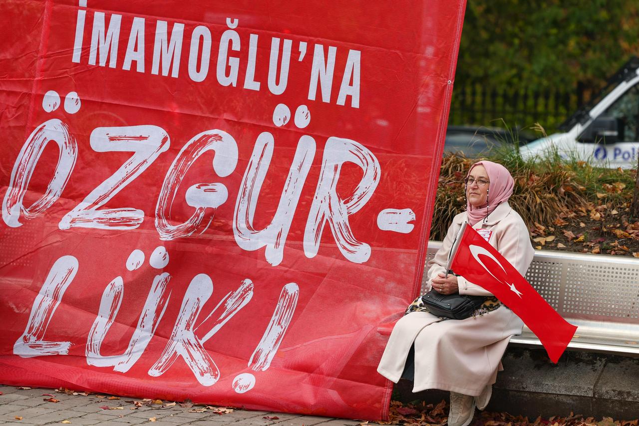 A woman of Turkish origin attends the CHP rally in Brussels on October 12, 2025, as the opposition party reaches out to the diaspora vote in Europe. (Photo via X/ @eczozgurozel)