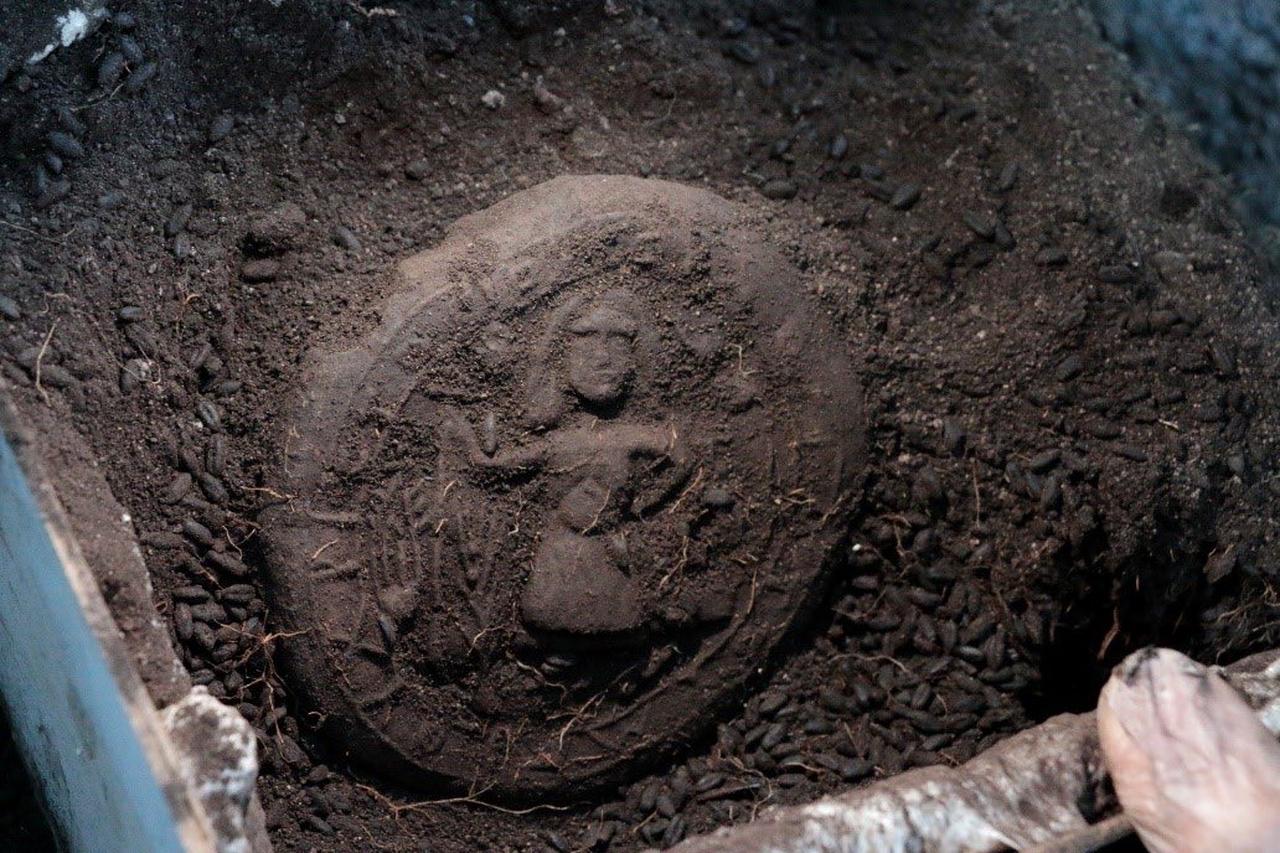 A carbonized loaf depicting a “Farmer Jesus” figure unearthed at Topraktepe, Karaman, Türkiye, Oct. 8, 2025. (Photo via Karaman Governorship)