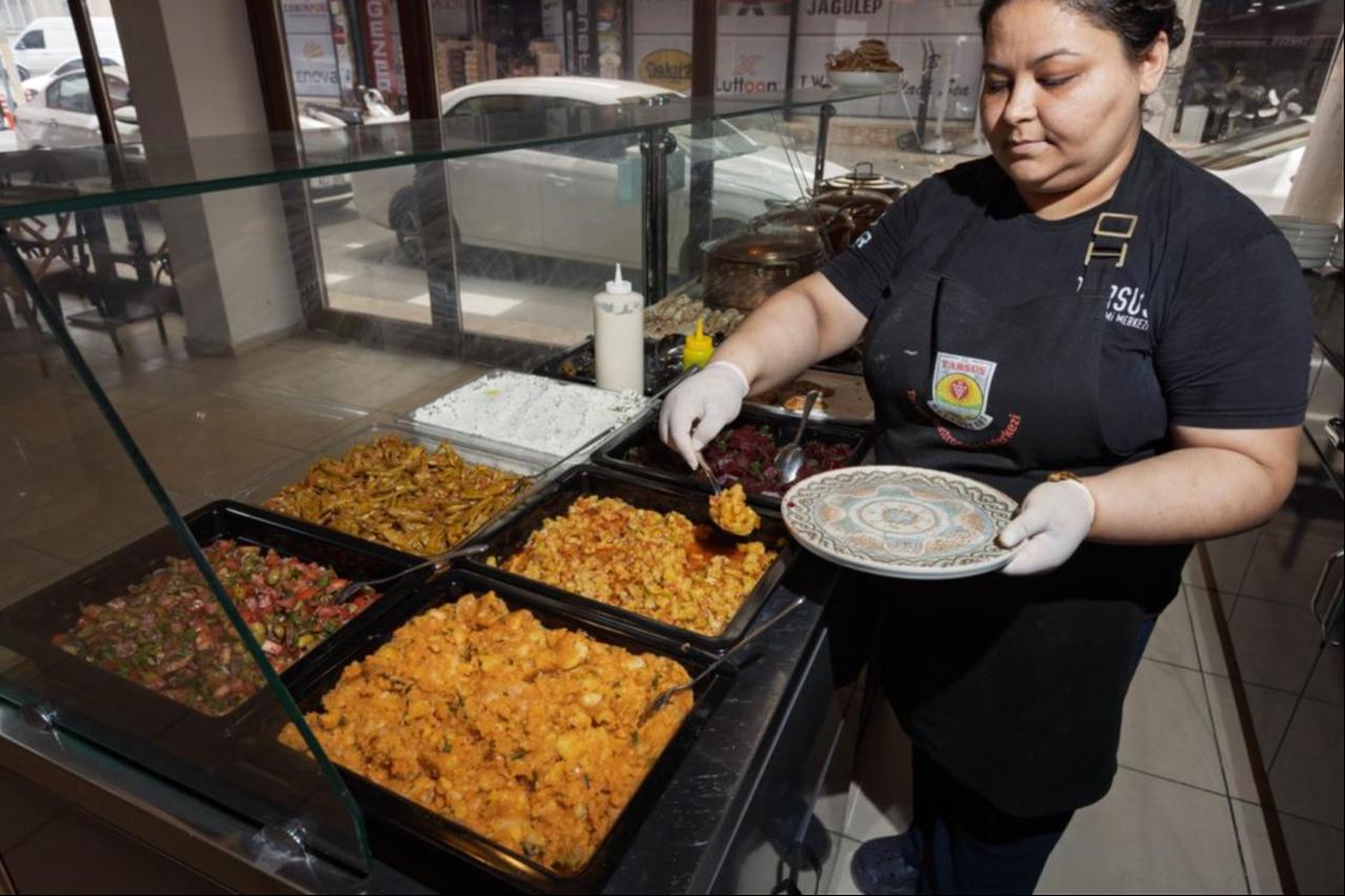 Chef Aysel Koyuncu serves traditional dishes prepared at the Tarsus Gastronomy Centre. (Photo via Delegation of the European Union to Türkiye)