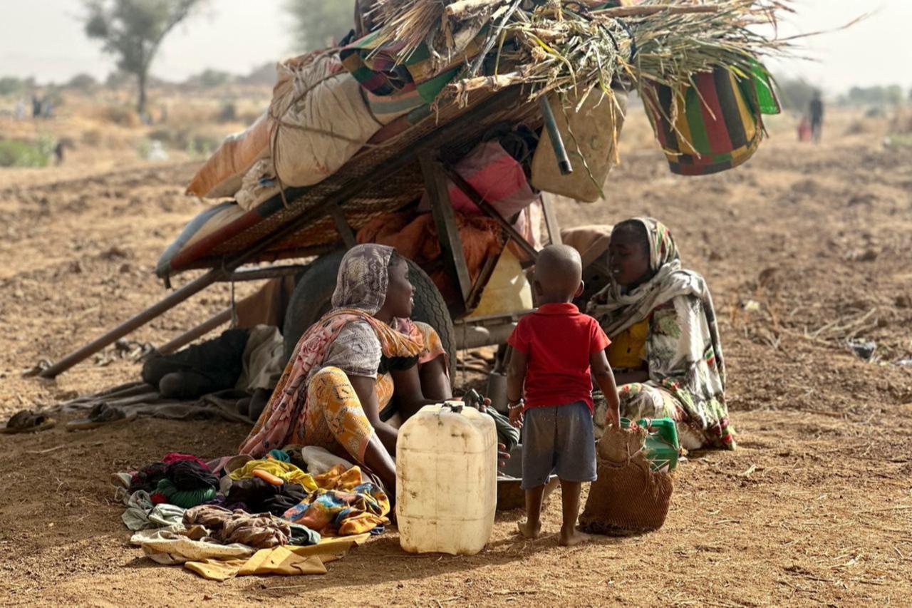 People who fled the Zamzam camp for the internally displaced after it fell under RSF control, rest in a makeshift encampment in an open field near the town of Tawila in war-torn Sudans western Darfur region, April 13, 2025. (AFP Photo)