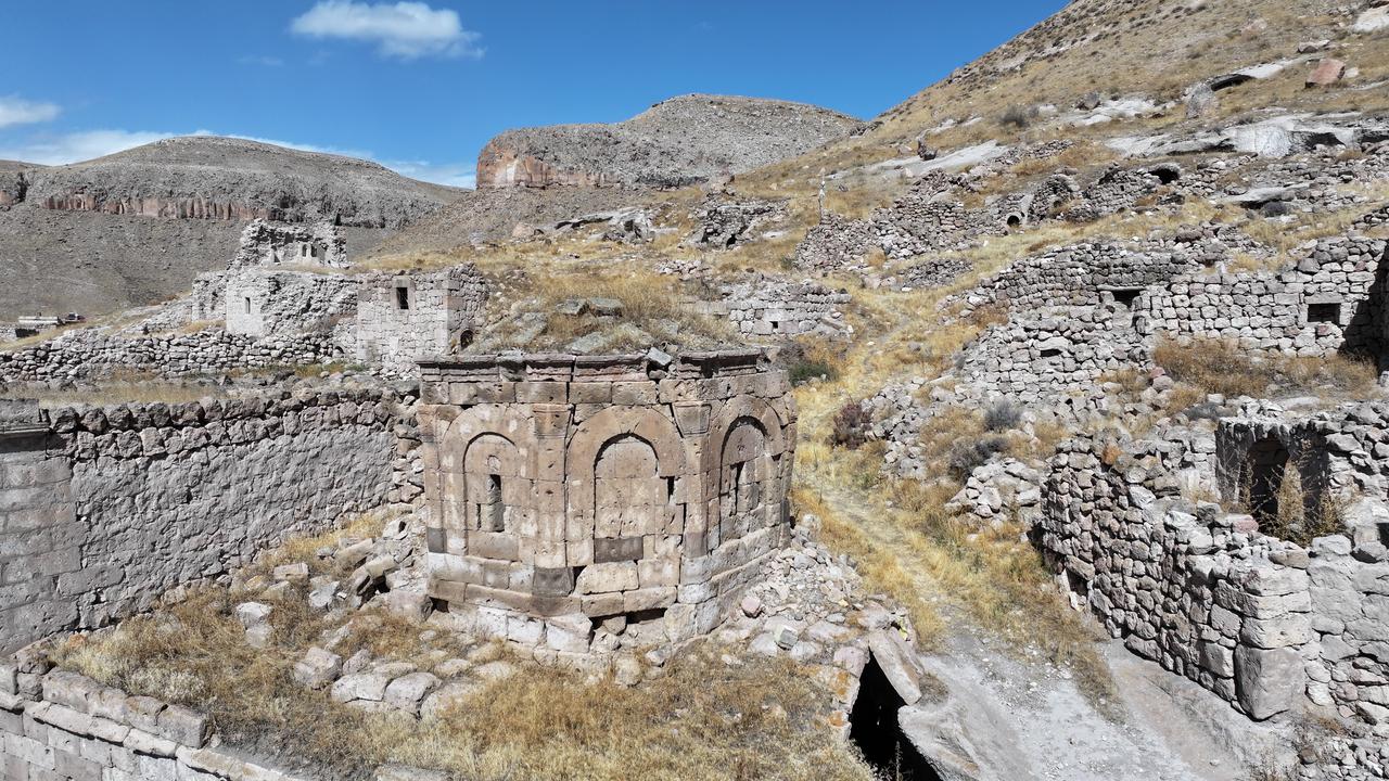 Kapadokya'nın Türkiye'nin merkezindeki kapısı Yeşilhisar'ın kayalık yamaçları arasında tarihi Aziz George Kilisesi'nin kalıntıları duruyor, 8 Ekim 2025. (AA Fotoğraf)