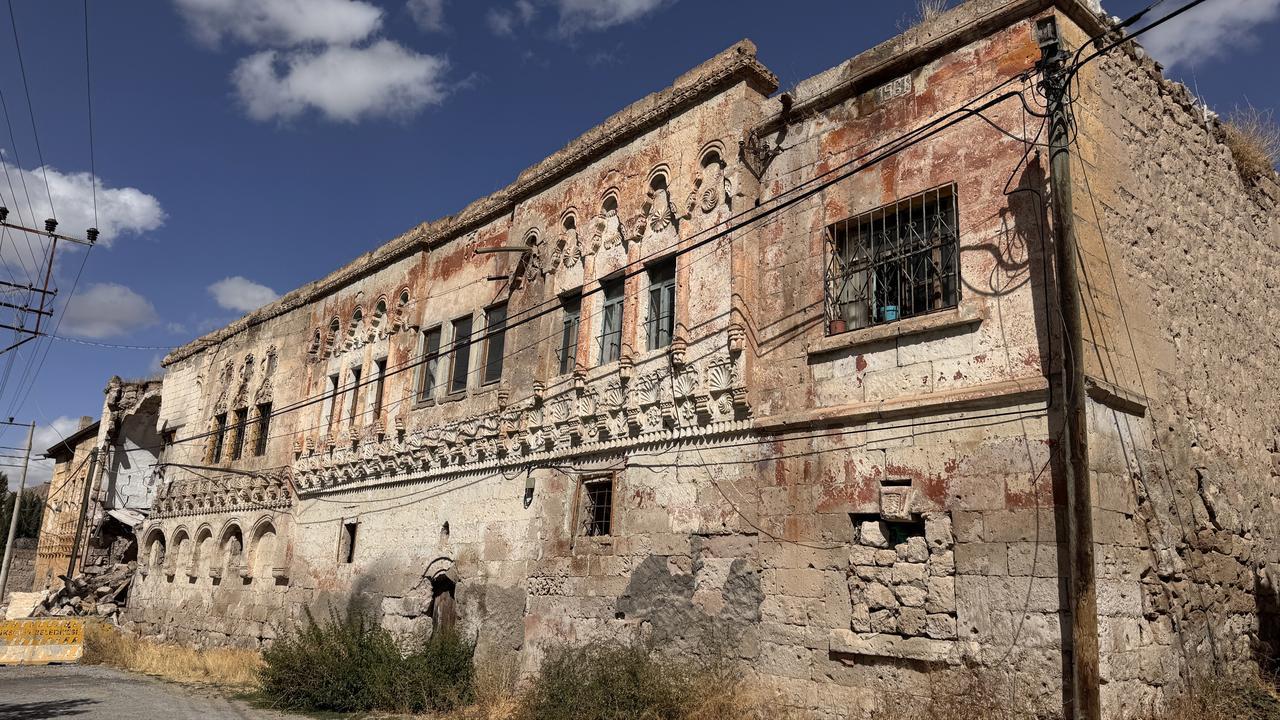 Kayseri'nin Yeşilhisar ilçesine bağlı, restorasyon bekleyen birçok miras yapıdan biri olan Başköy köyünde 19. yüzyıldan kalma terk edilmiş bir Rum konağı, Türkiye, 8 Ekim 2025. (AA Fotoğraf)