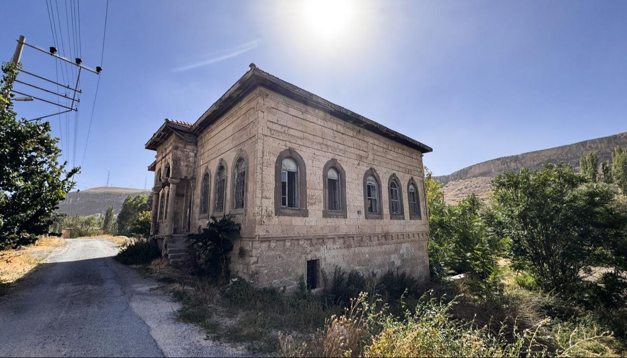 1913 yapımı taştan yapılmış Başköy İlköğretim Okulu, Kapadokya'nın yeni turizm rotası Türkiye'ye dahil edilmesi planlanan tarihi yapılar arasında yer alıyor, 8 Ekim 2025. (AA Fotoğraf)