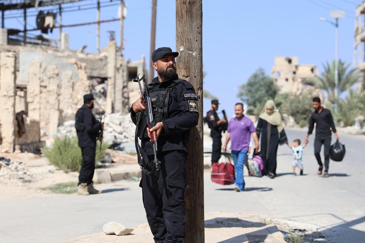 Suriye güvenlik güçleri ile QSD adı altında faaliyet gösteren PKK/YPG arasında 7 Ekim 2025'te Suriye Halep'in Eşrefiye ve Şeyh Maksud mahallelerinde çıkan çatışmaların ardından yoğunlaşan silah sesleri nedeniyle geniş panik yaşayan siviller, güvenlik arayışıyla bölgeyi terk ediyor. (AA Fotoğraf)