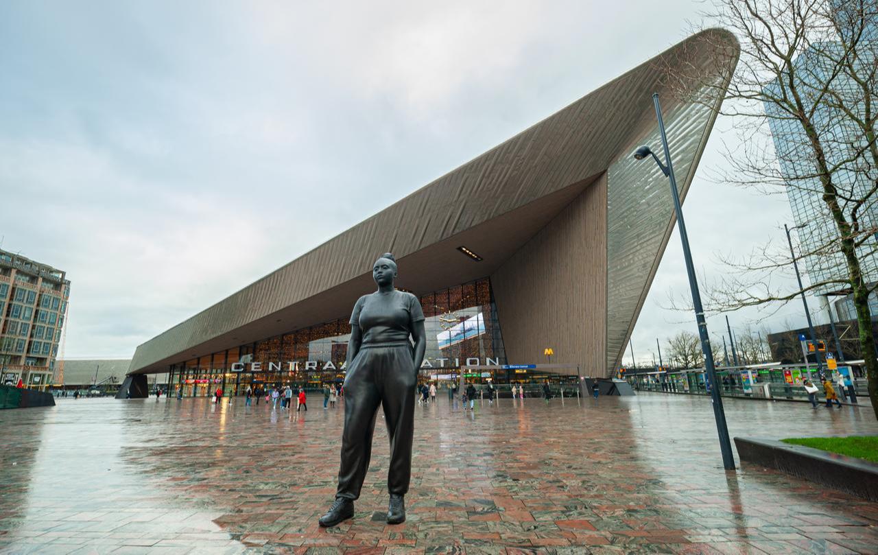 A four-meter-tall bronze statue titled "Moments Contained" by Thomas J Price stands in front Central Station, Rotterdam, Netherlands, January 5, 2024. (Photo by Selin Hacialioglu/Türkiye Today)