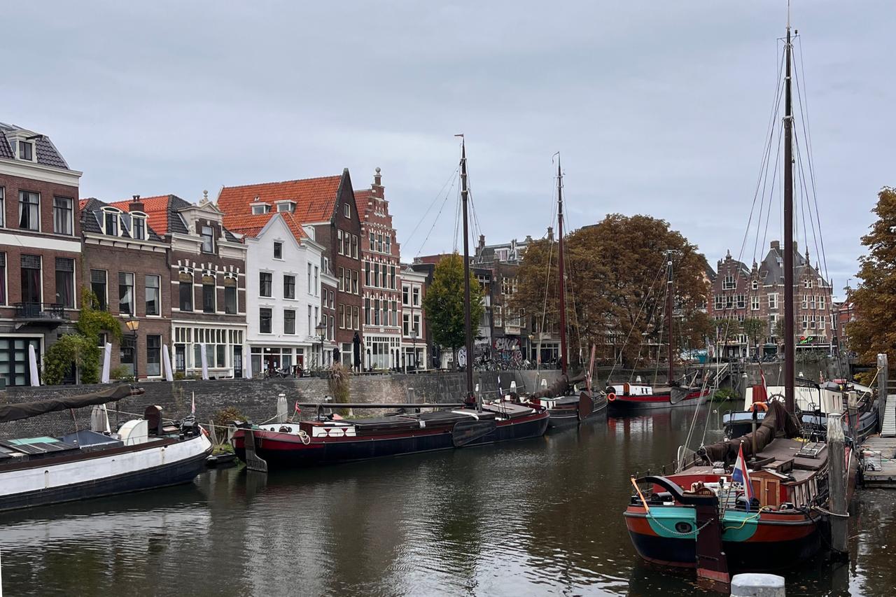 Historic canal houses and moored ships preserve Delfshaven’s seventeenth-century character, Rotterdam, Netherlands, September 26, 2025. (Photo by Selin Hacialioglu/Türkiye Today)