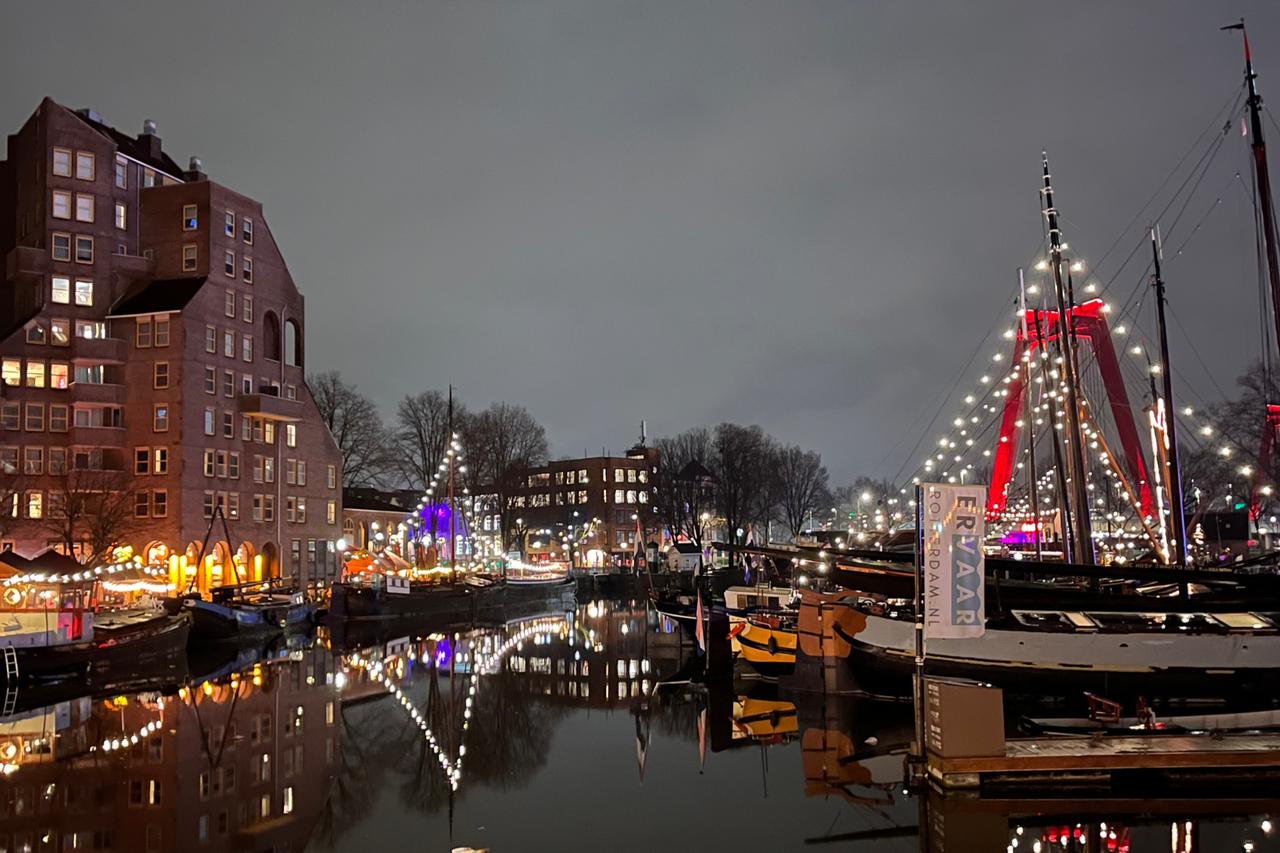 The historic Oude Haven glows with festive lights and moored ships near the red Willemsbrug bridge, Rotterdam, Netherlands, December 9, 2024. (Photo by Selin Hacialioglu/Türkiye Today)