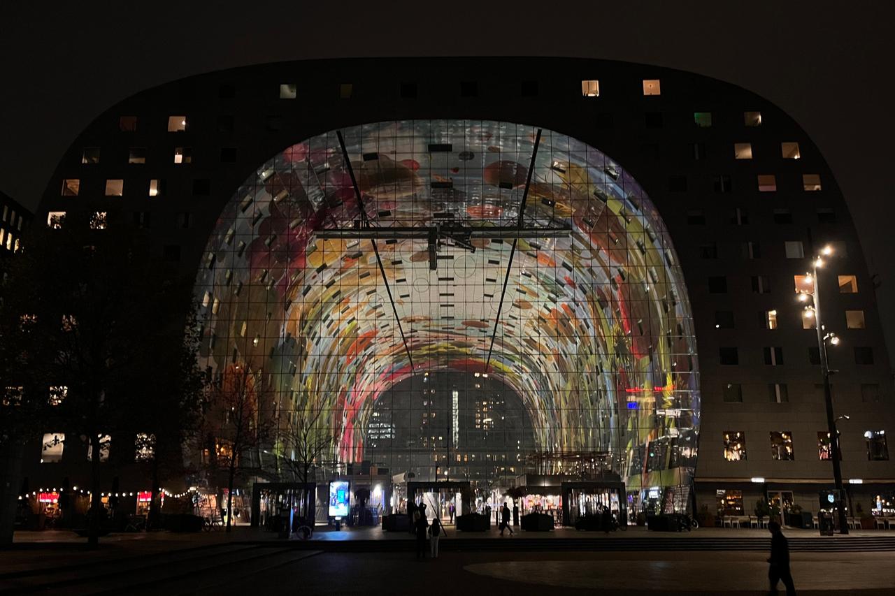 The illuminated glass arch of the Markthal turns the indoor market into a vast nighttime mural, Rotterdam, Netherlands, September 26, 2025. (Photo by Selin Hacialioglu/Türkiye Today)