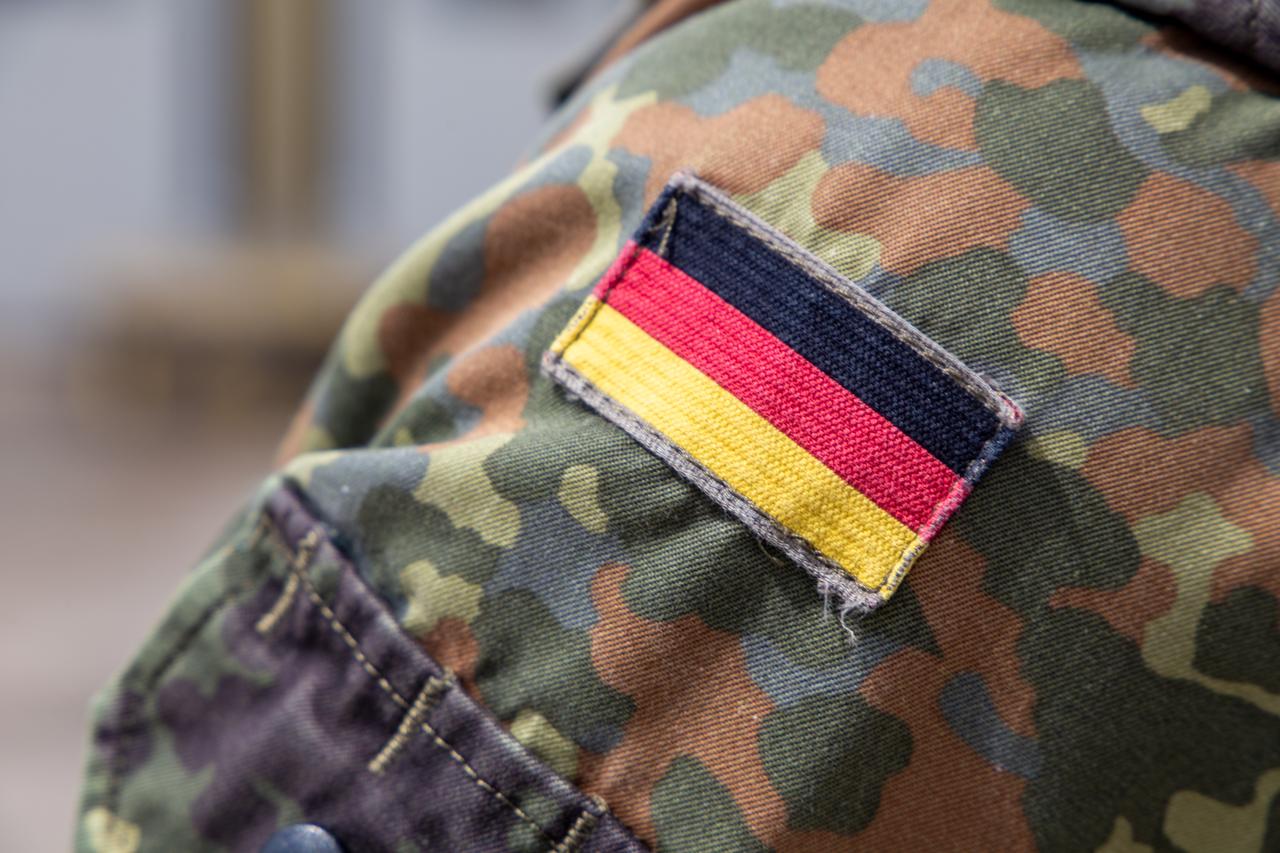 Close-up view of the Bundeswehr uniform featuring the German national flag. (Adobe Stock Photo)