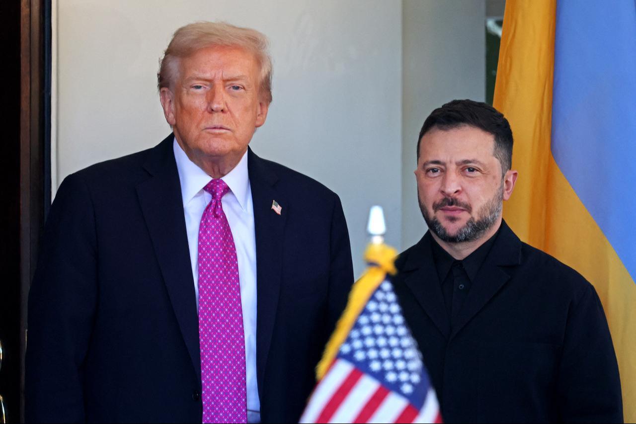 US President Donald Trump welcomes Ukrainian President Volodymyr Zelensky as he arrives for a meeting at White House in Washington, DC, Oct. 17, 2025. (AFP Photo)