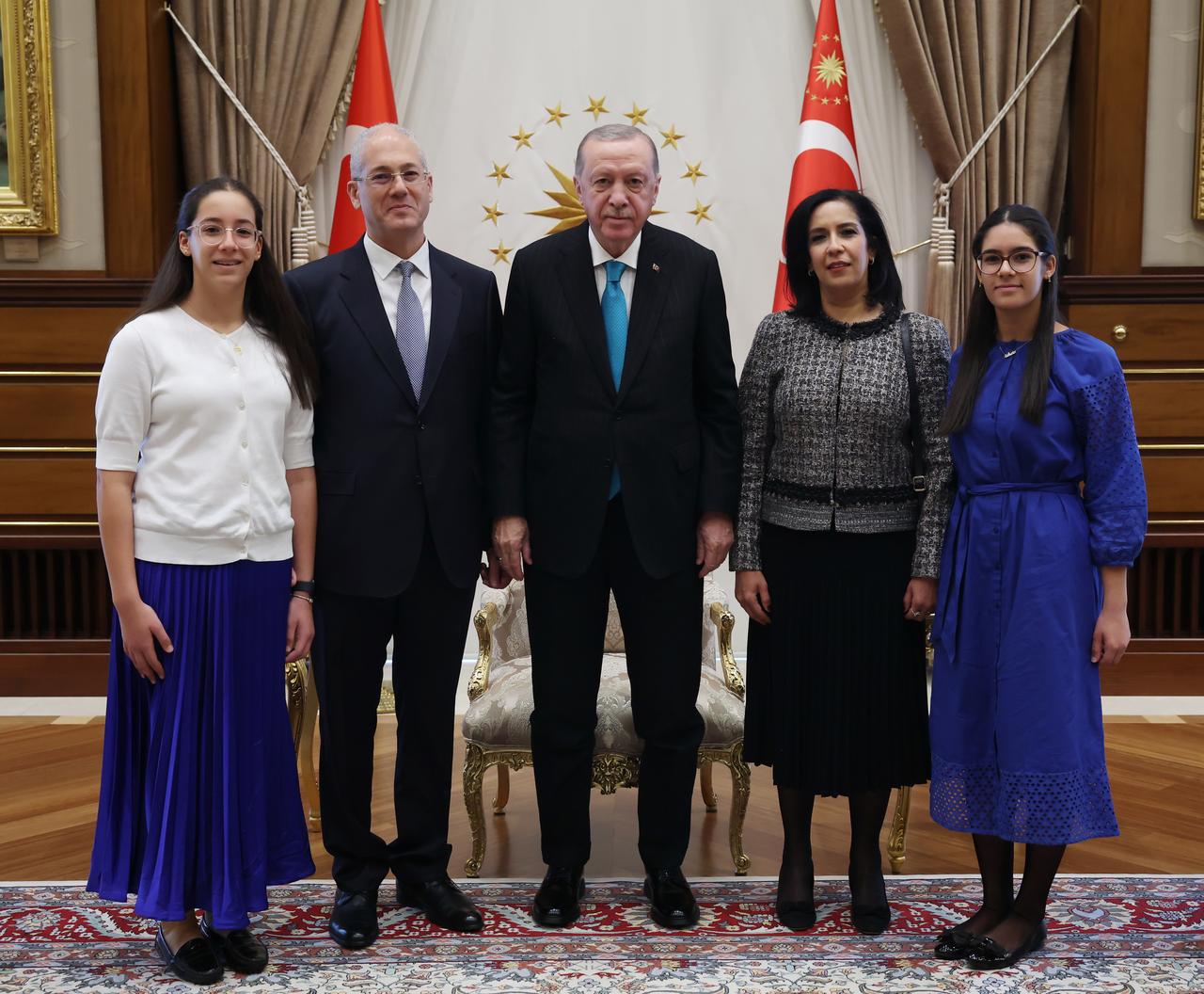 Ambassador Wael Ibrahim Ali Badawi El Sheikh, embassy staff, and their family members took a commemorative photo with President Erdogan in Ankara, Türkiye , October 16, 2025.  ( AA Photo )