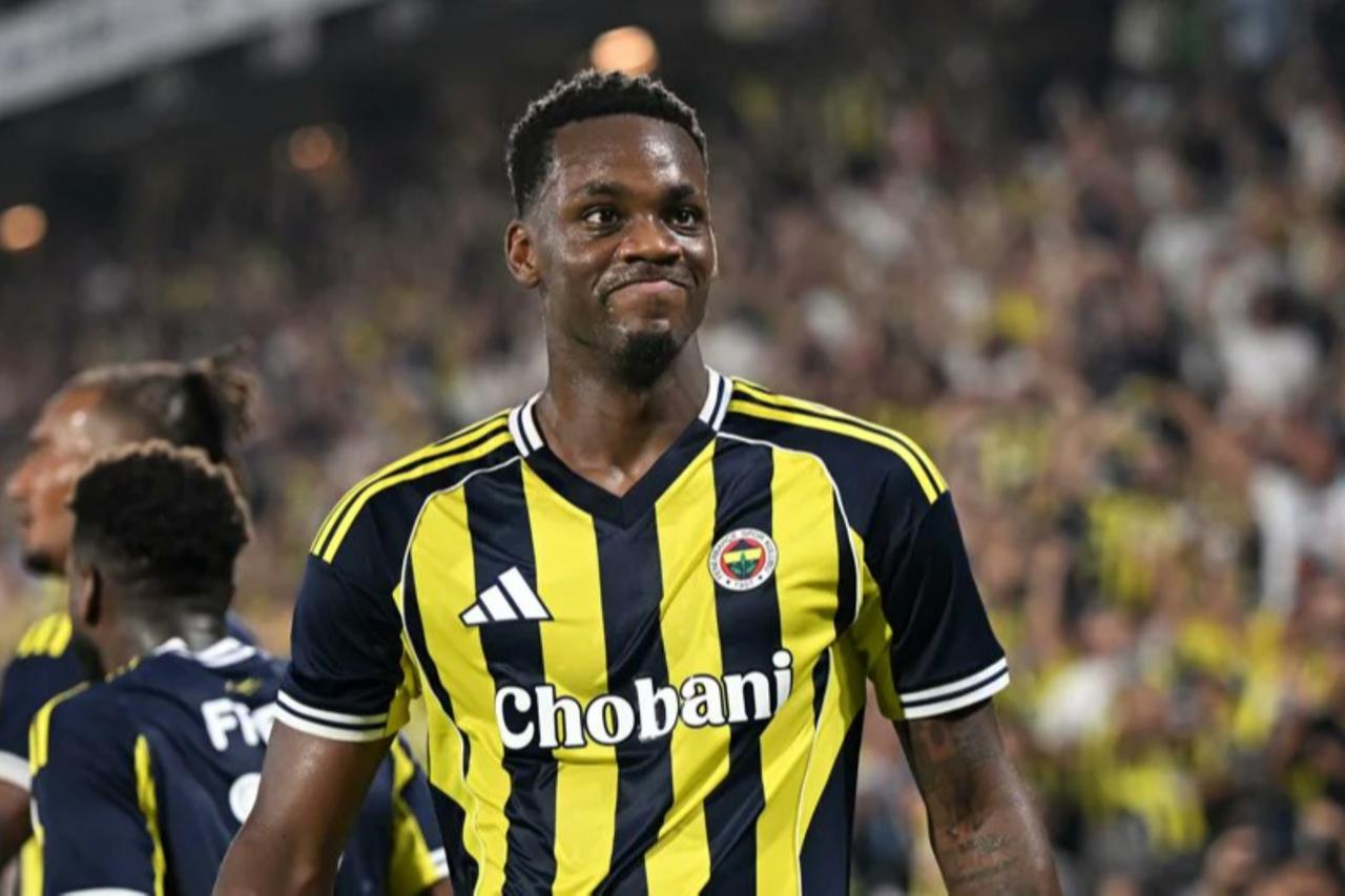 Fenerbahce’s Colombian forward Jhon Duran gestures during a match at Sukru Saracoglu Stadium in Istanbul, Türkiye. (Photo via X/@fenermarkajorg)