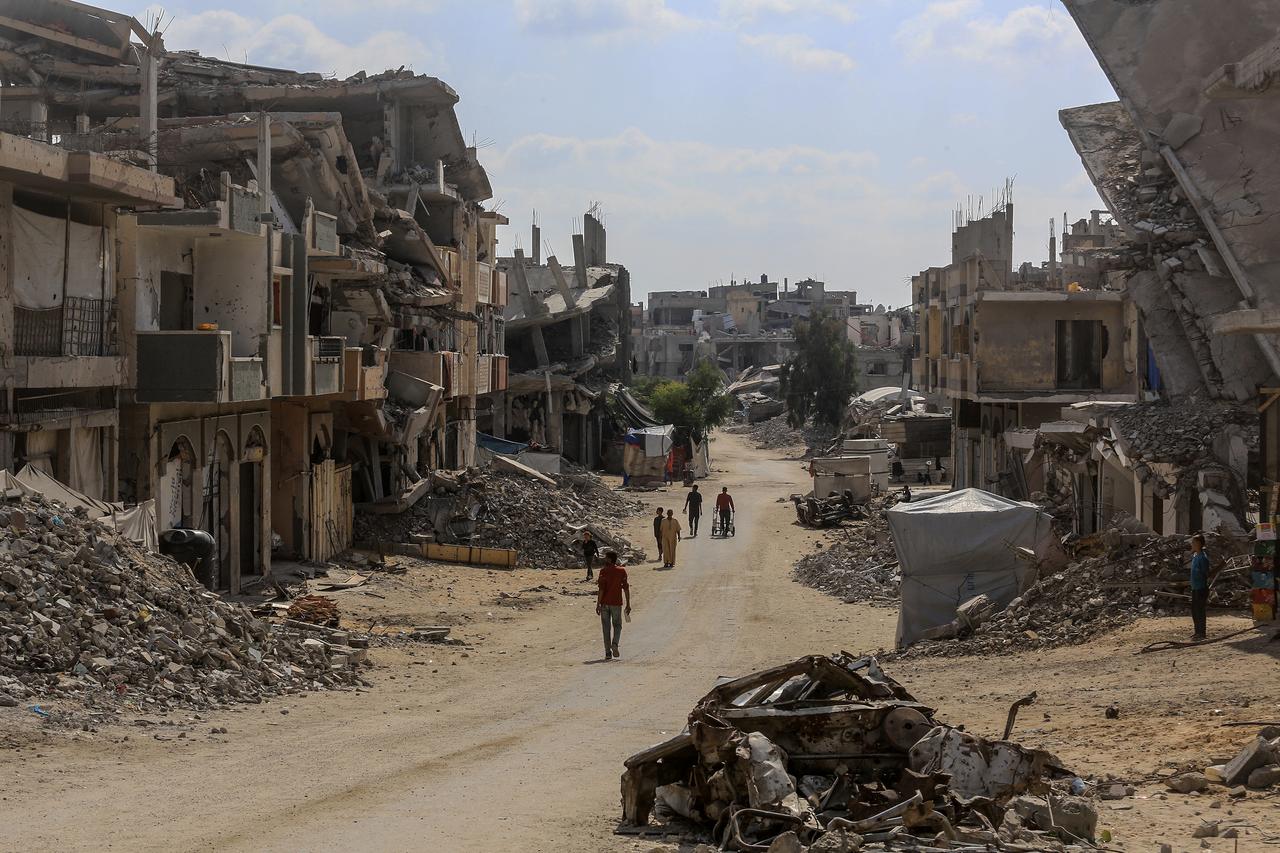 Palestinians live in makeshift shelters among the rubble of destroyed buildings after returning to their neighborhoods following ceasefire in Khan Yunis, Gaza, Oct. 19, 2025. (AA Photo)