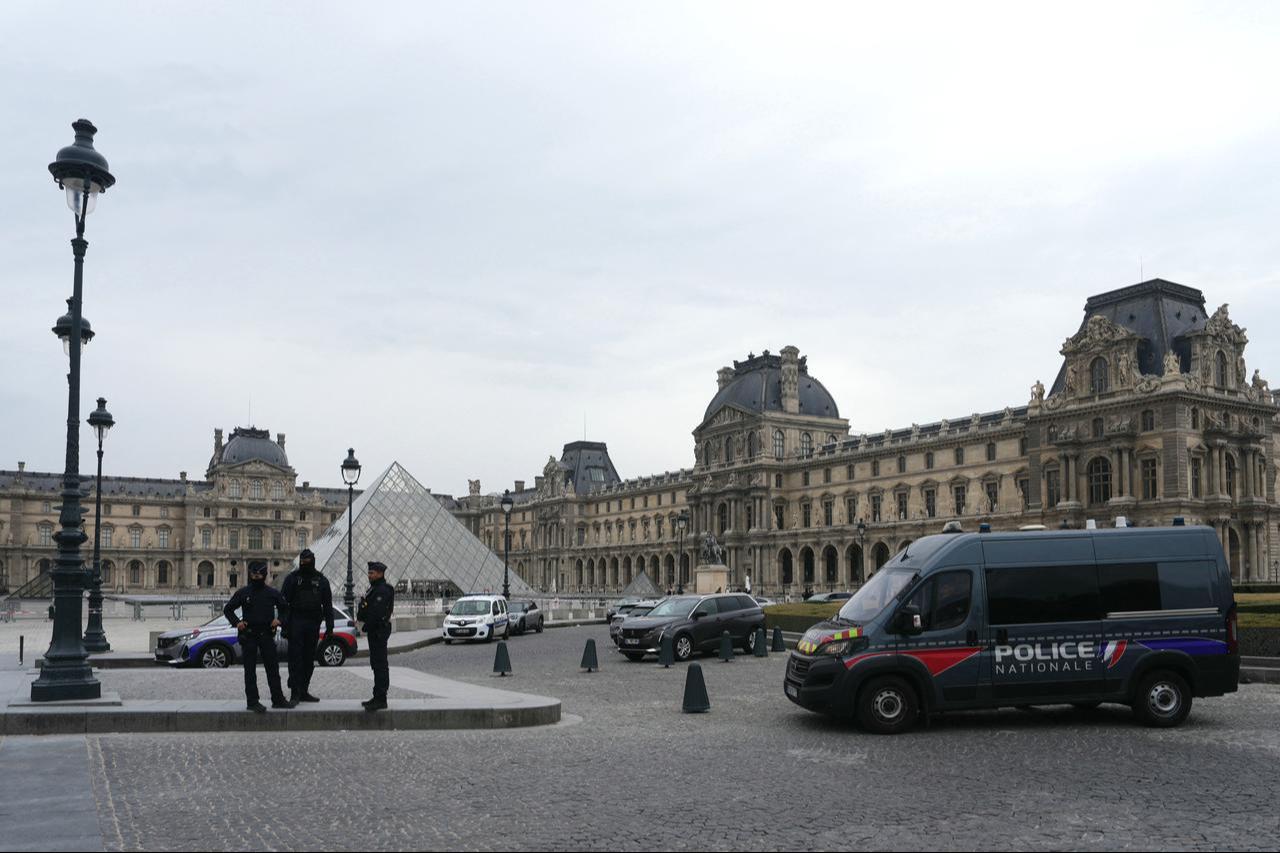 French police officers stand in front of the Louvre Museum after a robbery, in Paris on October 19, 2025. (AFP Photo)