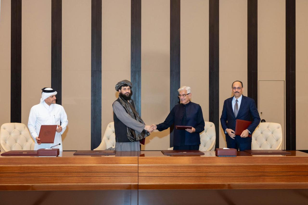 Türkiyes National Intelligence Organization (MIT) head Ibrahim Kalin (R) during Pakistan and Afghanistans agreement to an immediate ceasefire during a round of negotiations in Doha, Qatar, Oct 19, 2025. (Photo via X/@MofaQatar_EN)