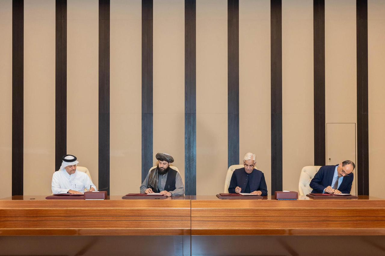 Türkiye's National Intelligence Organization (MIT) head Ibrahim Kalin (R) during Pakistan and Afghanistan's agreement to an immediate ceasefire during a round of negotiations in Doha, Qatar, Oct 19, 2025. (Photo via X/@MofaQatar_EN)