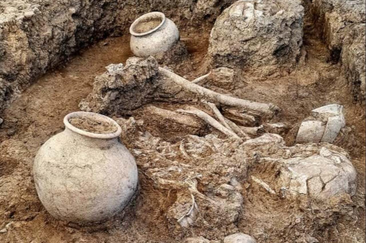 Human remains alongside ceramic vessels uncovered in a grave at Cayonu Hill in Diyarbakir, Türkiye, Oct. 1, 2025. (IHA Photo