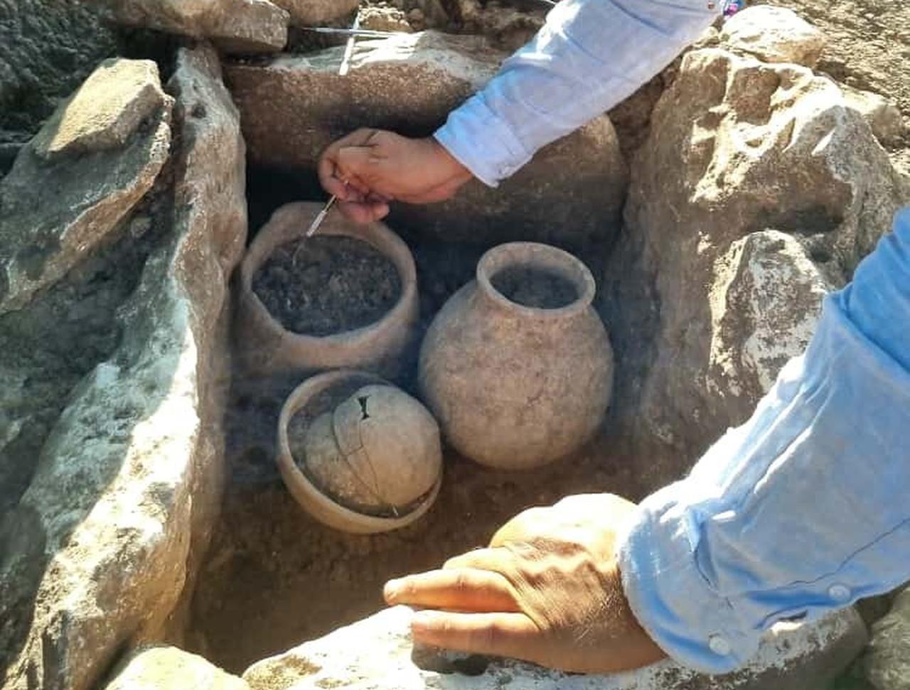 Ceramic vessels placed as burial offerings found inside a grave at Cayonu Hill in Diyarbakir, Türkiye, Oct. 1, 2025. (IHA Photo)