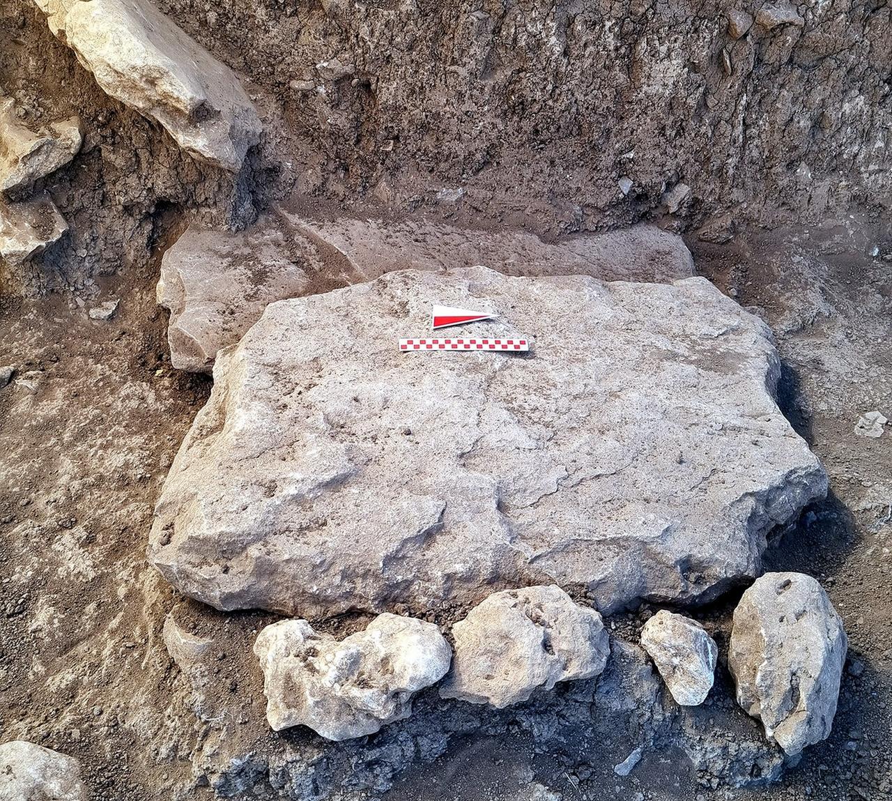 A stone-covered cist grave discovered during excavations at Cayonu Hill in Diyarbakir, Türkiye, Oct. 1, 2025. (IHA Photo)