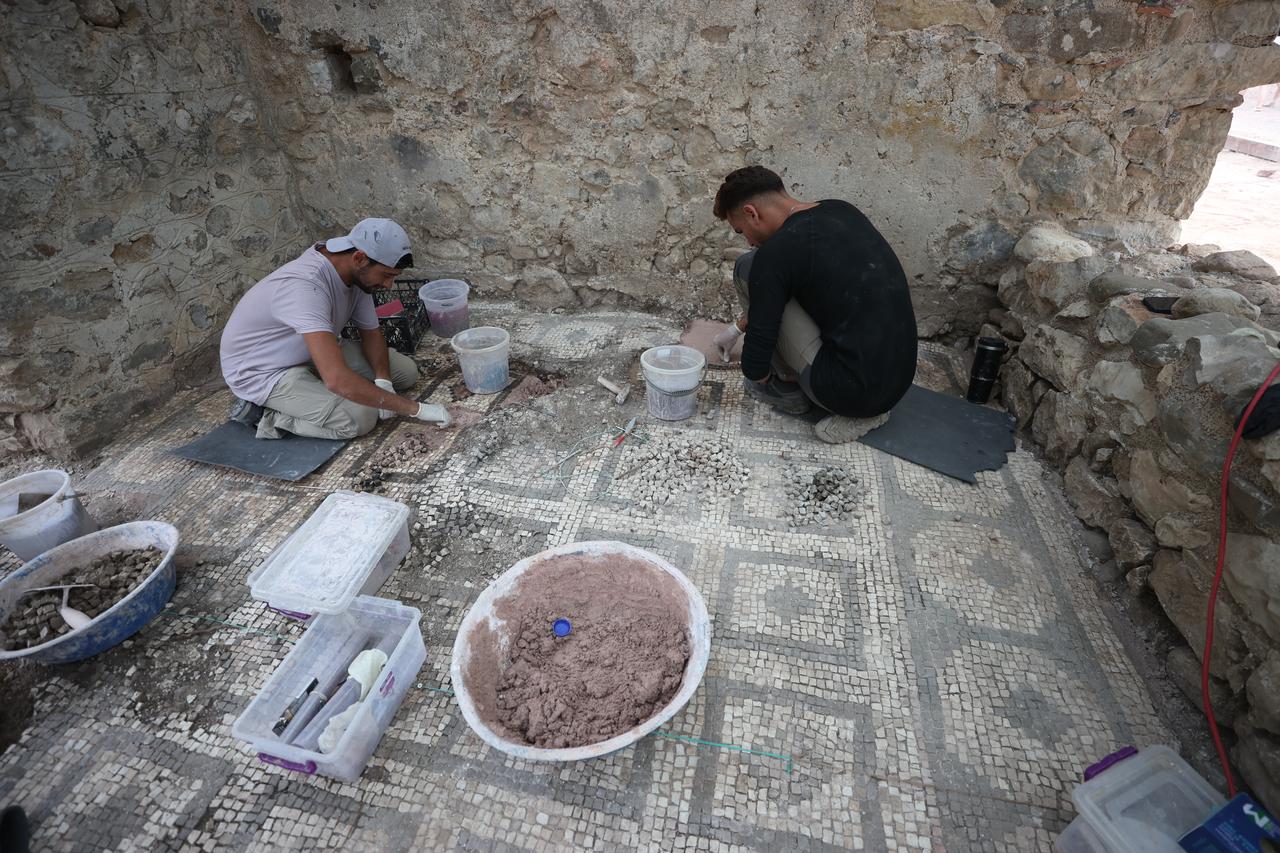 Antalya, Türkiye, 2 Ekim 2025'teki Olympos Antik Şehrinde Bizans dönemi kilisesinde mozaik koruma üzerinde çalışan arkeologlar. (AA Photo)
