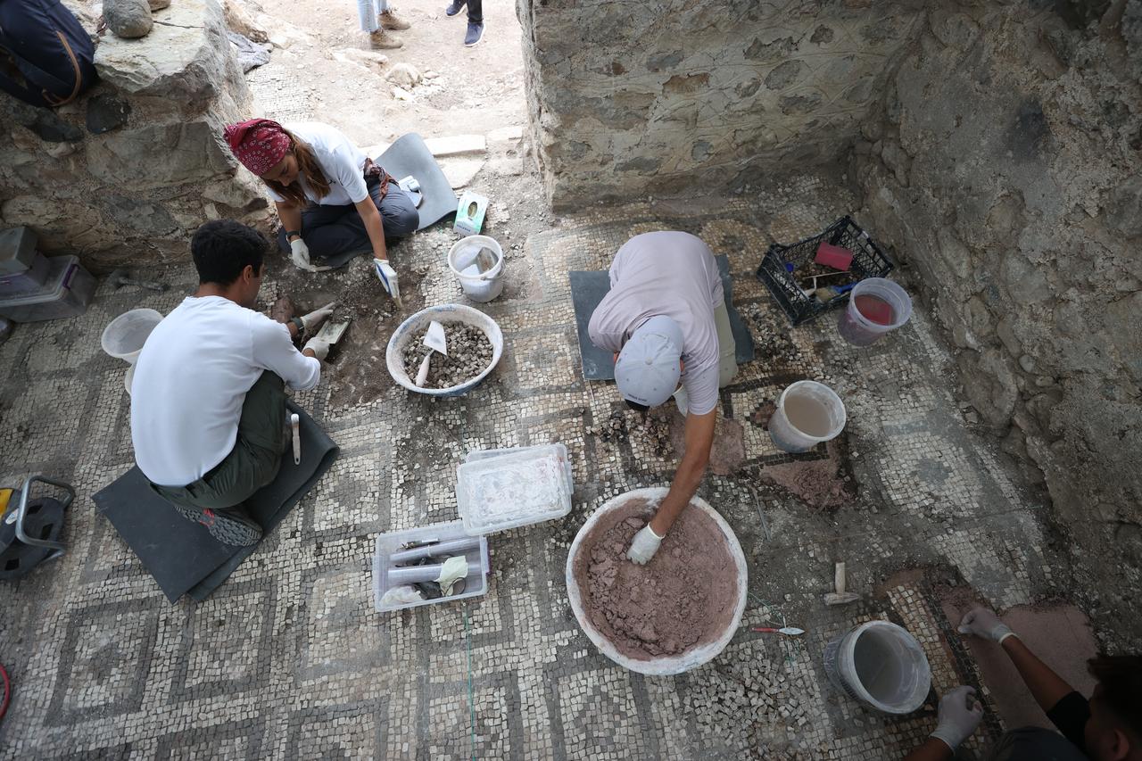Antalya, Türkiye, 2 Ekim 2025'teki Olympos Ancient City'de bir Bizans yapısında mozaikleri restore eden takım. (AA fotoğrafı)