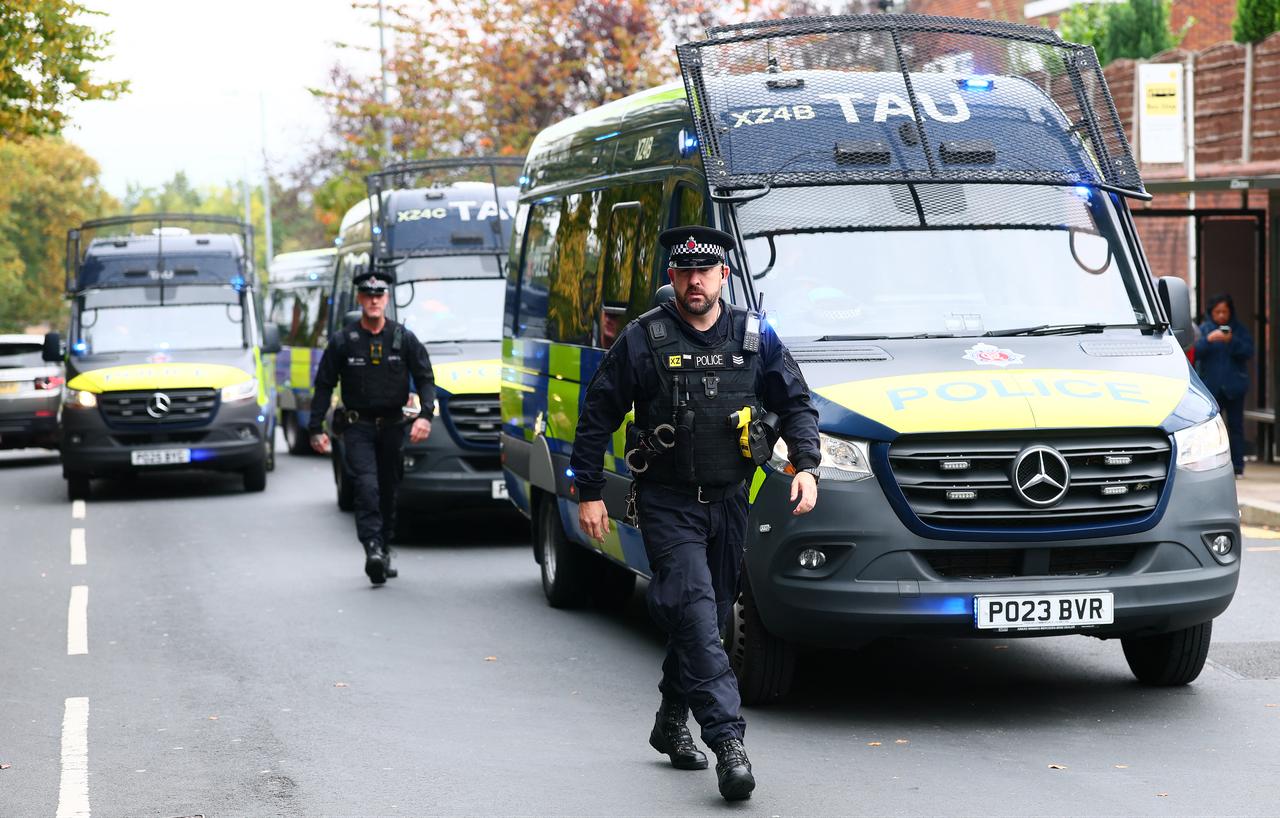 Police officers with riot vans arrive at the scene near Heaton Park Hebrew Congregation synagogue in Crumpsall, north Manchester, on October 2, 2025. (AFP Photo)